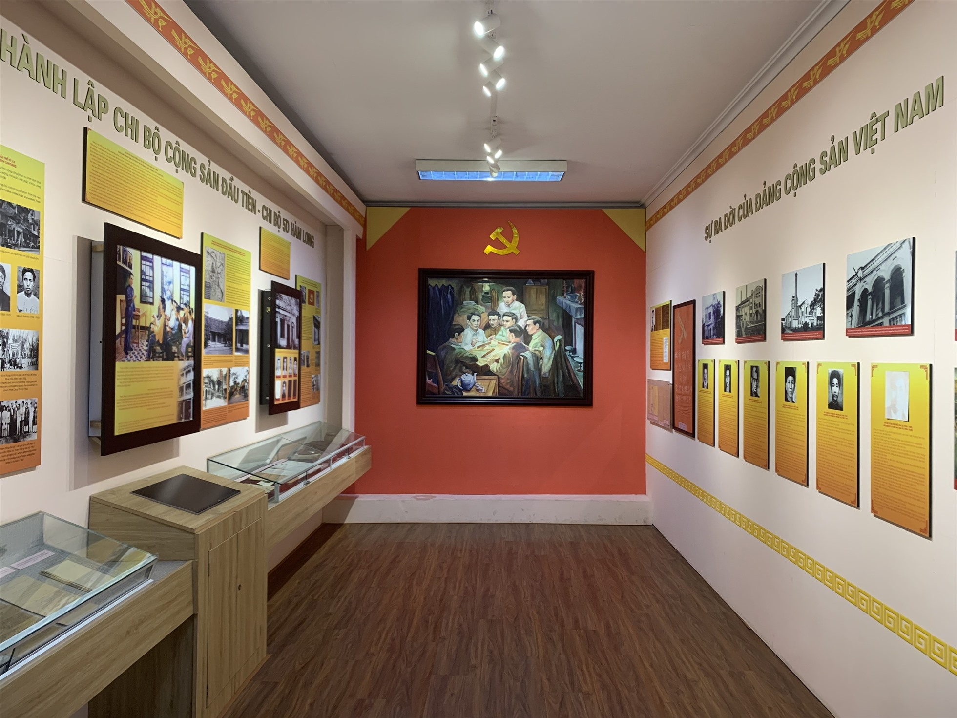 Phòng trưng bày di tích với những tài liệu, hiện vật lịch sử.