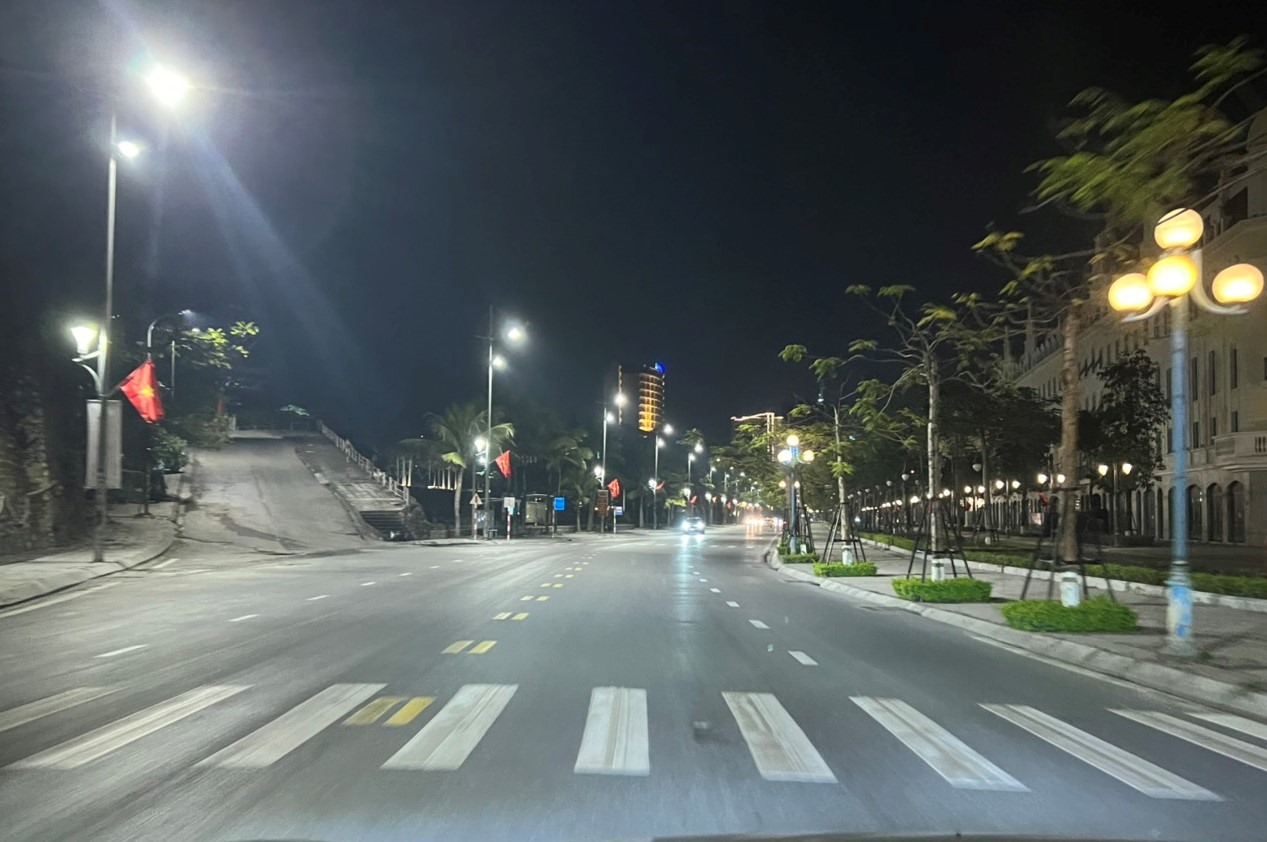 Đường phố trung tâm du lịch Bãi Cháy vắng lặng trong những ngày Tết. Ảnh: Nguyễn Hùng