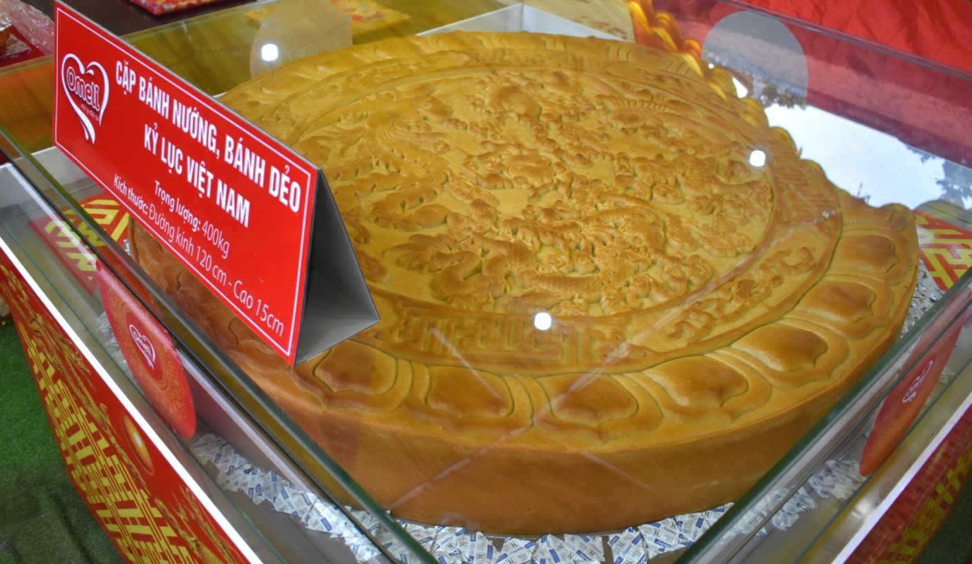 Cận cảnh cặp bánh nướng, bánh dẻo kỷ lục là cặp bánh lớn nhất Việt Nam dâng tại Đền Trần Thái Bình. Ảnh: Trung Du