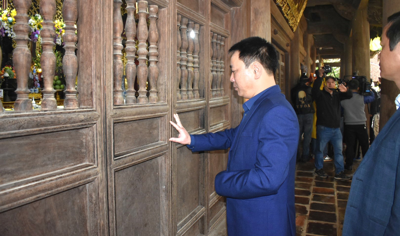 Lãnh đạo UBND huyện Hưng Hà thực hiện nghi lễ mở cửa đền. Ảnh: Trung Du