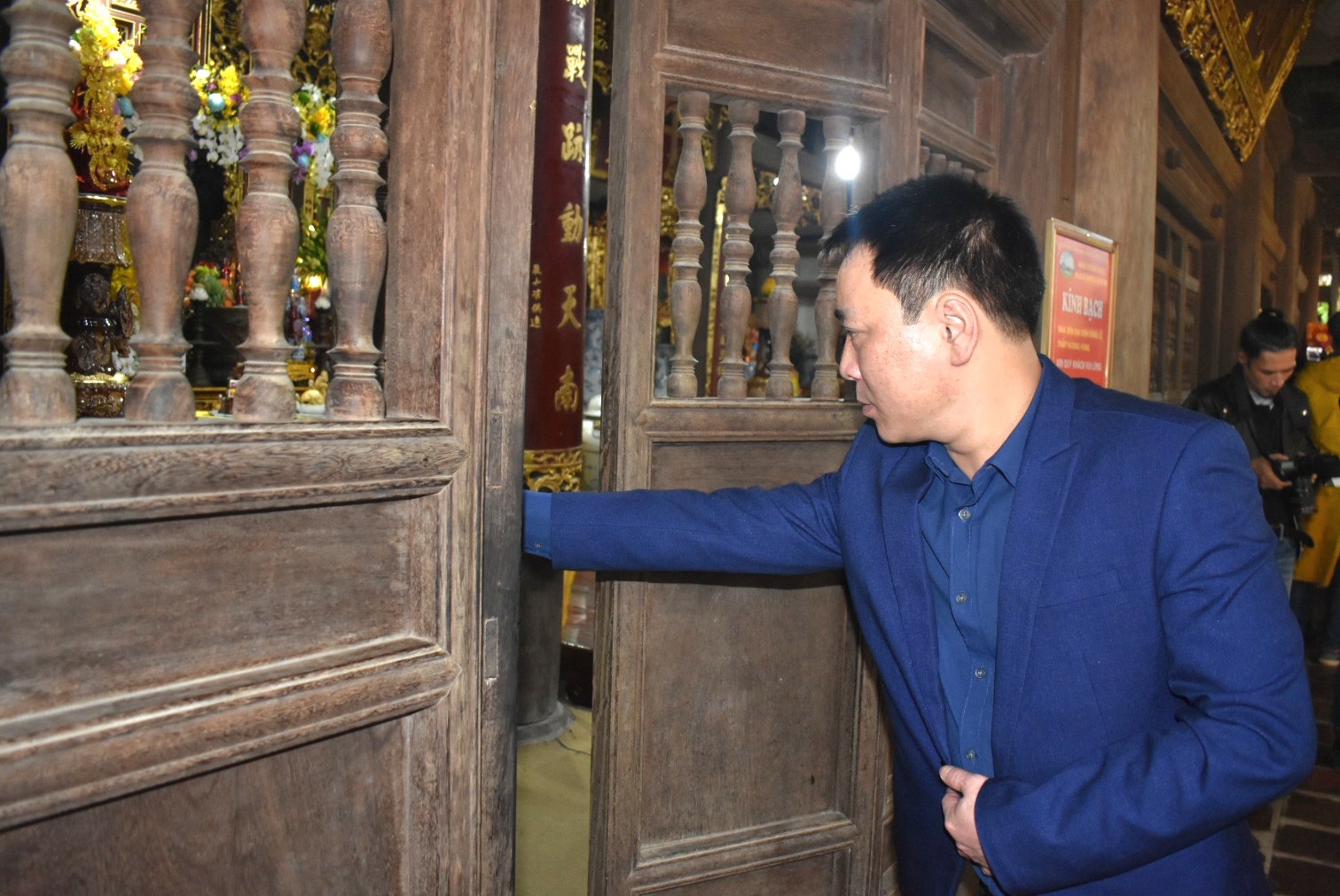 Lãnh đạo UBND huyện Hưng Hà thực hiện nghi lễ mở cửa đền. Ảnh: Trung Du