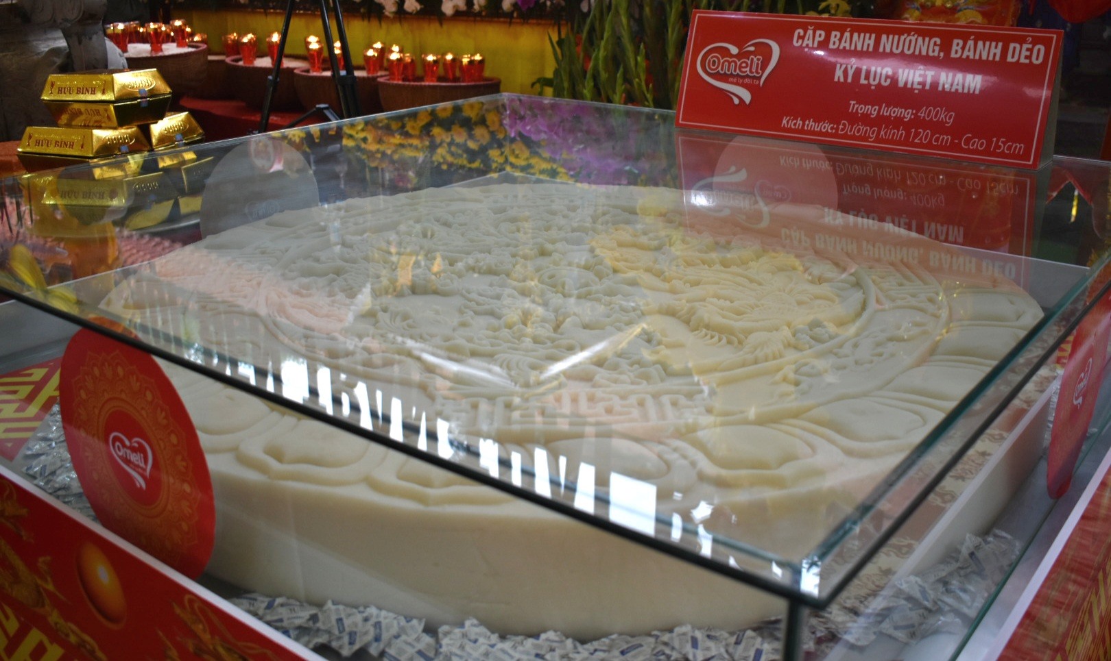 Cận cảnh cặp bánh nướng, bánh dẻo kỷ lục là cặp bánh lớn nhất Việt Nam dâng tại Đền Trần Thái Bình. Ảnh: Trung Du