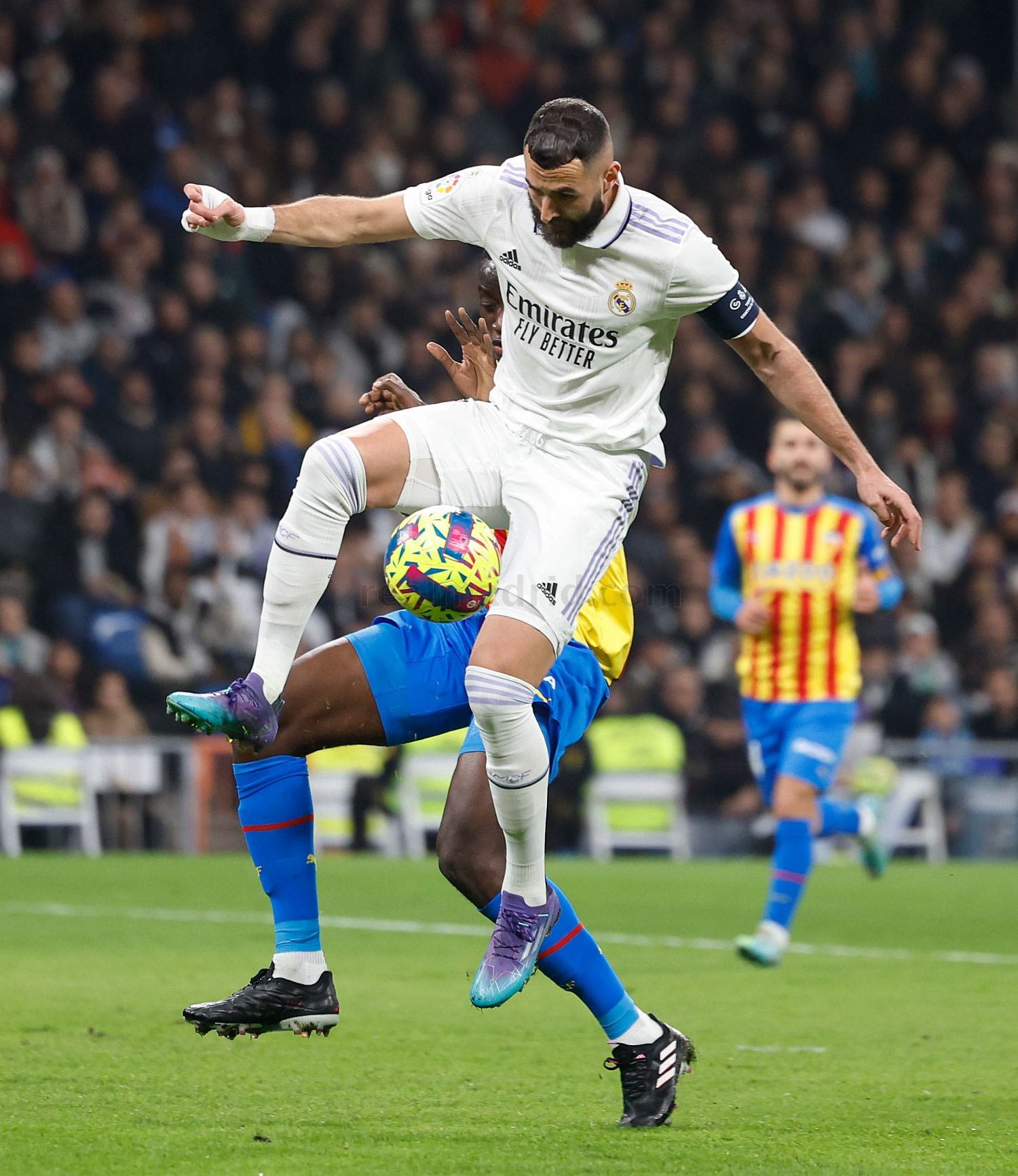 Benzema phải rời sân trong hiệp 2 bởi chấn thương.  Ảnh: Real Madrid