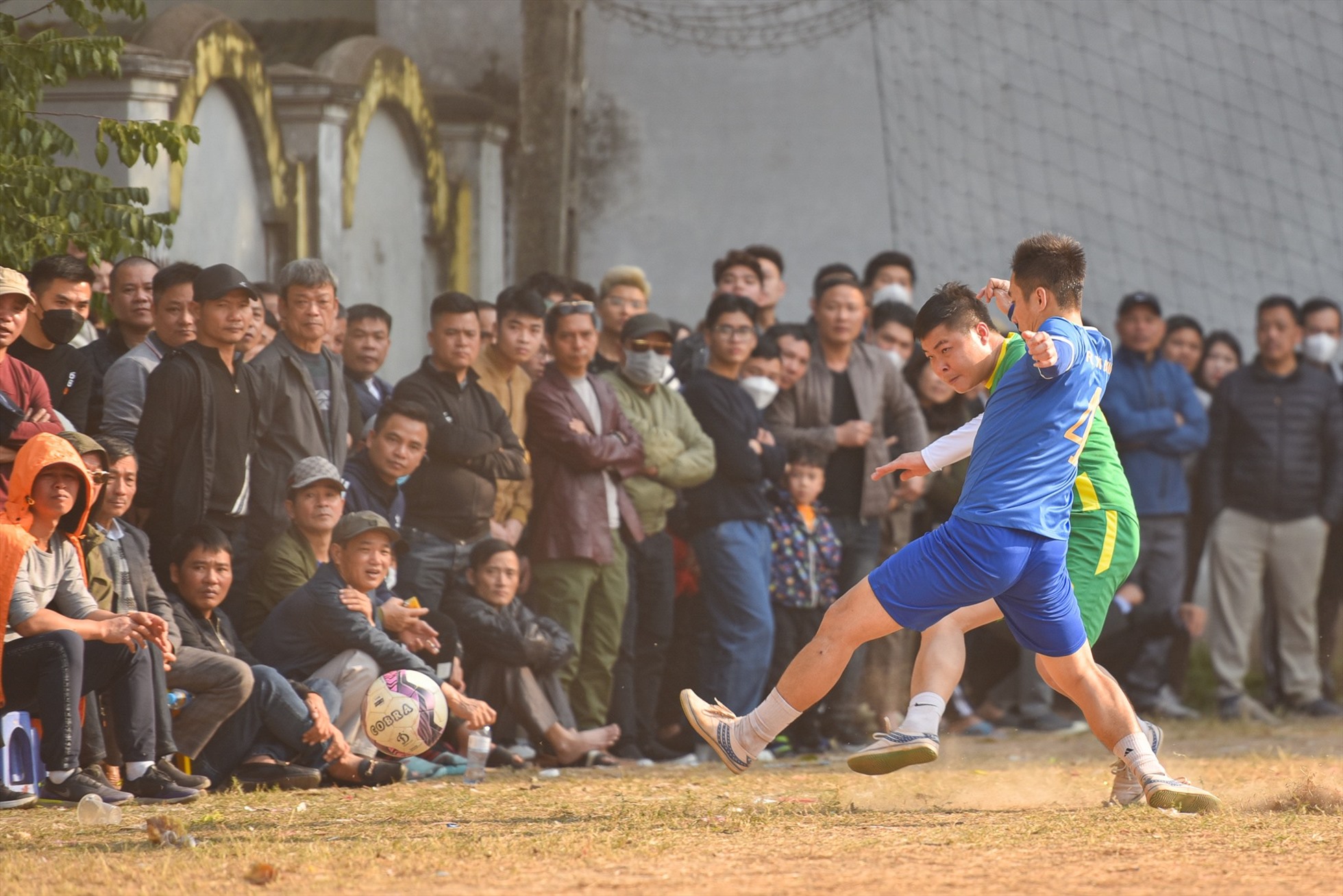 Đông đảo người dân đến theo dõi Giải bóng đá truyền thống làng Triều Khúc. Ảnh: Minh Hiếu