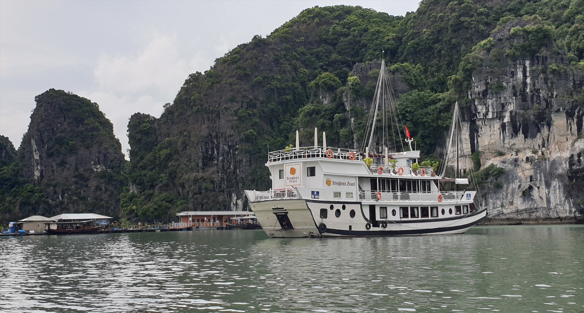 Thuyền đưa du khách quốc tế ghé thăm làng chài Vung Viêng, vịnh Hạ Long. Ảnh: Nguyễn Hùng
