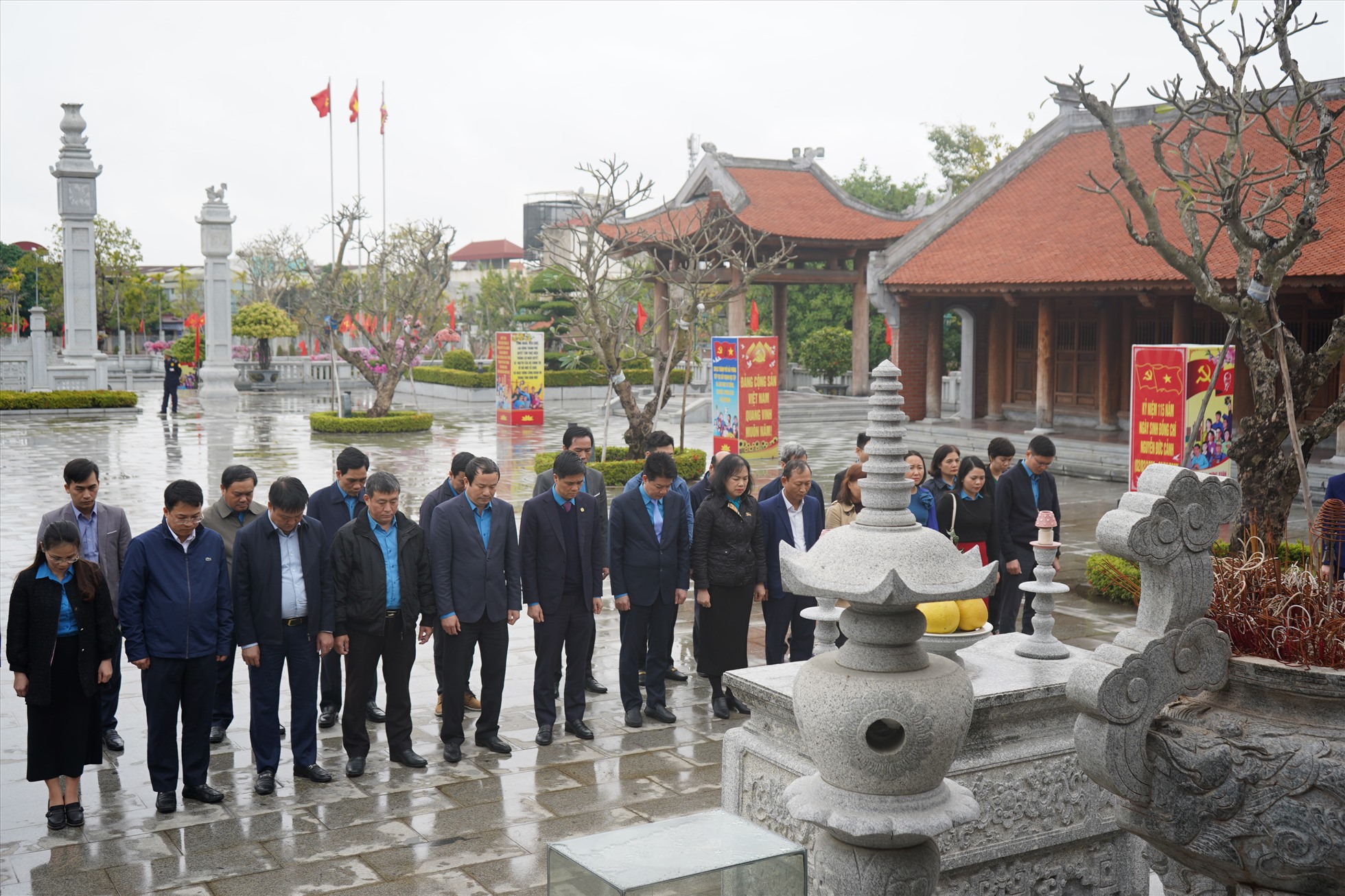 Đoàn công tác Tổng Liên đoàn Lao động Việt Nam dâng hương tưởng niệm đồng chí Nguyễn Đức Cảnh tại Nhà tưởng niệm đồng chí đặt tại Hải Phòng. Ảnh: Mai Dung