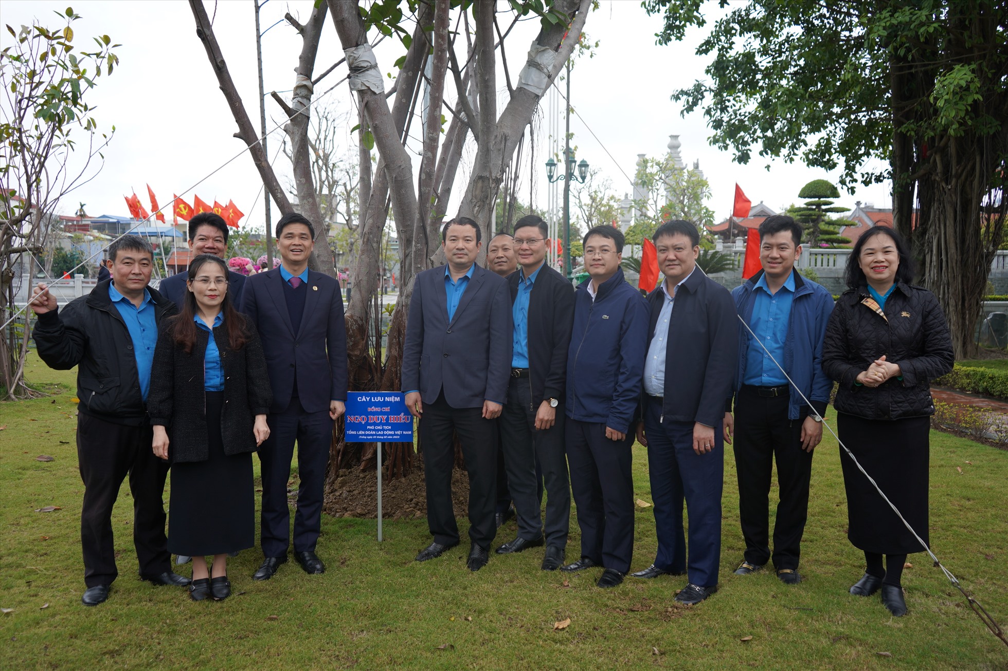 Đồng chí Ngọ Duy Hiểu - Phó Chủ tịch Tổng LĐLĐ VN trồng cây lưu niệm tại khuôn viên Nhà tưởng niệm đồng chí Nguyễn Đức Cảnh. Ảnh: Mai Dung