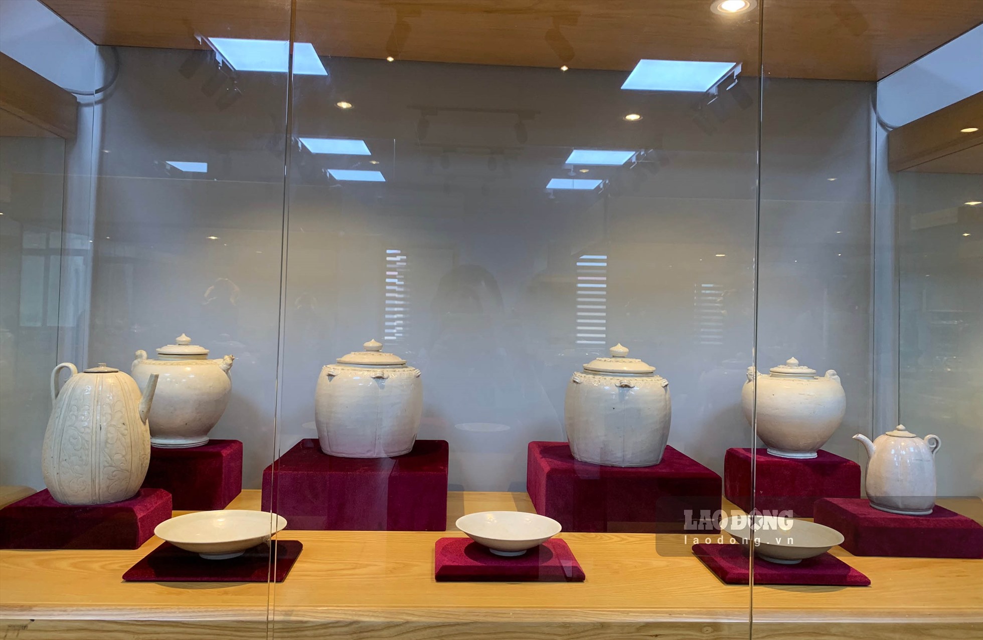 Ngoài 6 hiện vật trên, ông Trần Đình Thăng còn sở hữu 9 hiện vật gốm men trắng, có từ triều Lý gồm: bốn ấm, hai liễn và ba đĩa, được công nhận bảo vật quốc gia ngày 21.12.2021.