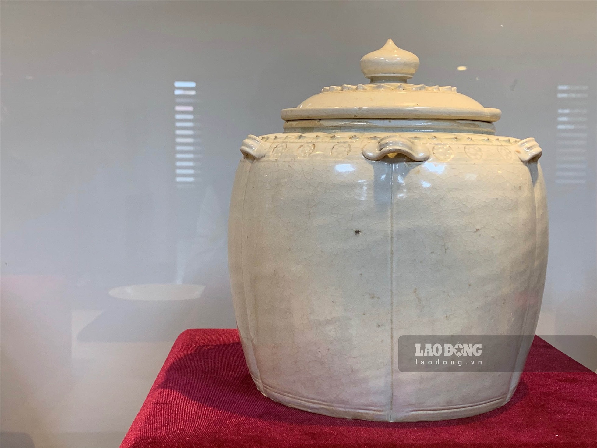 Ngoài 6 hiện vật trên, ông Trần Đình Thăng còn sở hữu 9 hiện vật gốm men trắng, có từ triều Lý gồm: bốn ấm, hai liễn và ba đĩa, được công nhận bảo vật quốc gia ngày 21.12.2021.