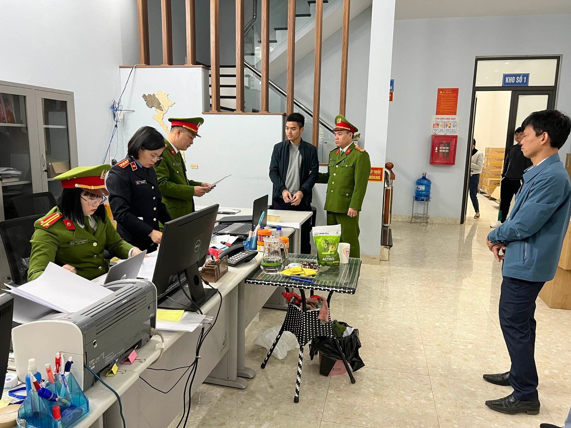 Cảnh sát khởi tố các bị can tại CDC Hà Giang, liên quan Công ty Việt Á. Ảnh: Diệu Loan