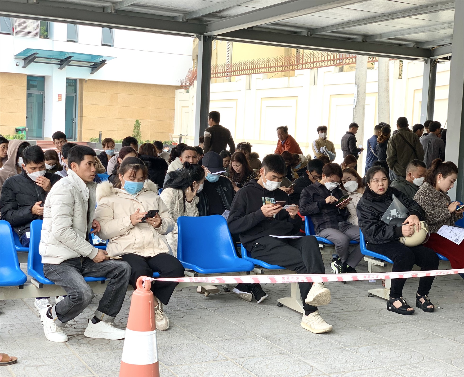 Khá đông người dân đến trụ sở Phòng Quản lý Xuất nhập cảnh ( công an tỉnh Nghệ An) để làm thủ tục cấp đổi hộ chiếu, giấy thông hành,...Ảnh: Quỳnh Trang