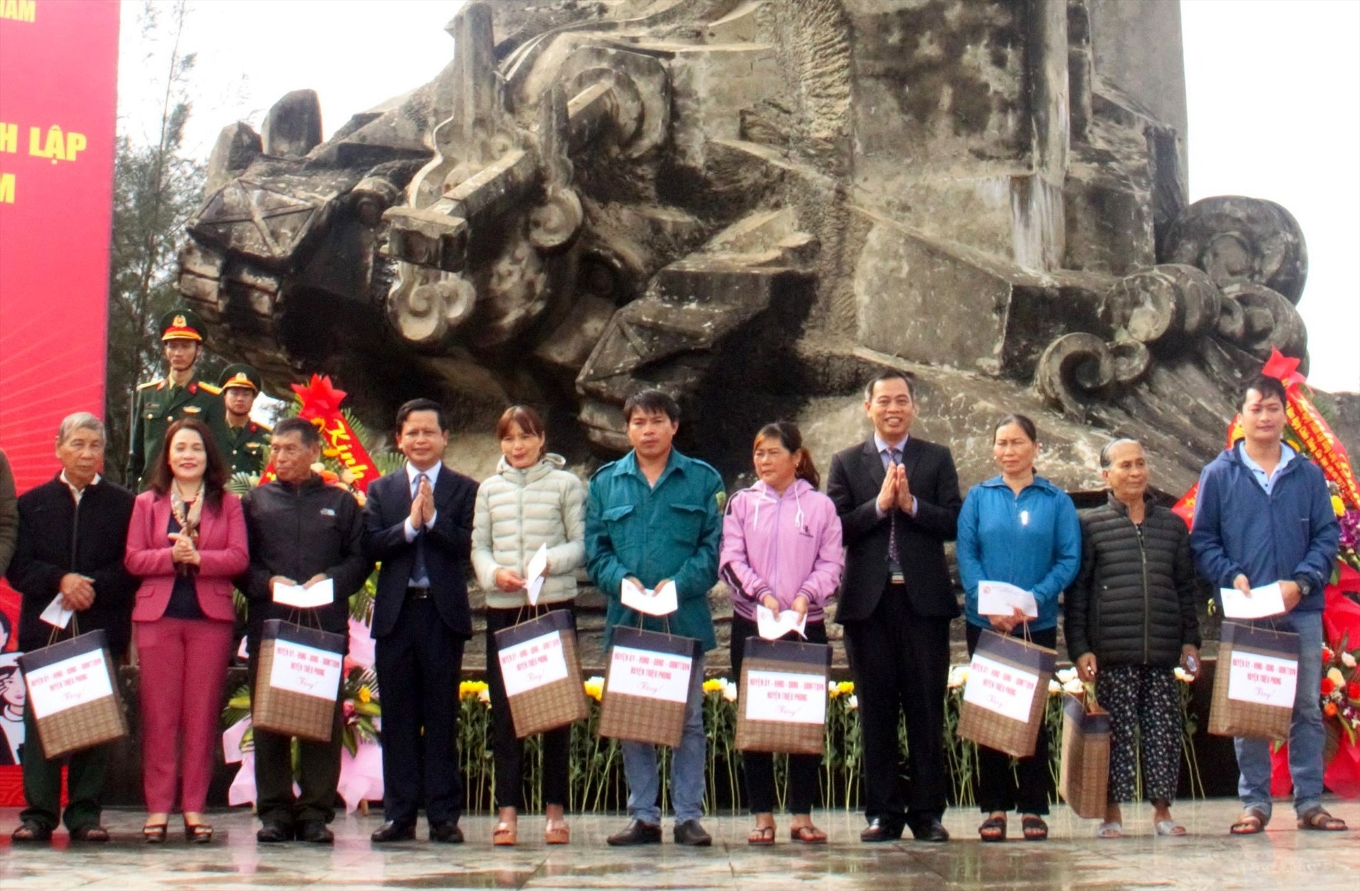Các hộ dân có hoàn cảnh khó khăn được tặng quà tại lễ Kỷ niệm 50 năm ngày chiến thắng Cửa Việt. Ảnh: HT.