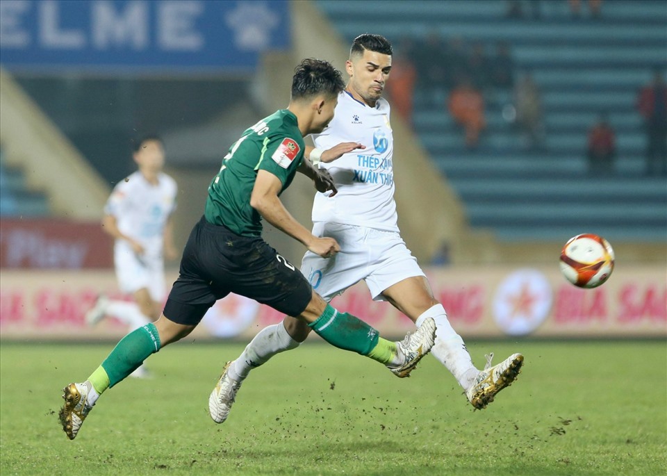 Tiền dạo Hendrio ghi bàn thắng giúp Nam Định giành 3 điểm trong ngày ra quân V.League. Ảnh: Trung Thu