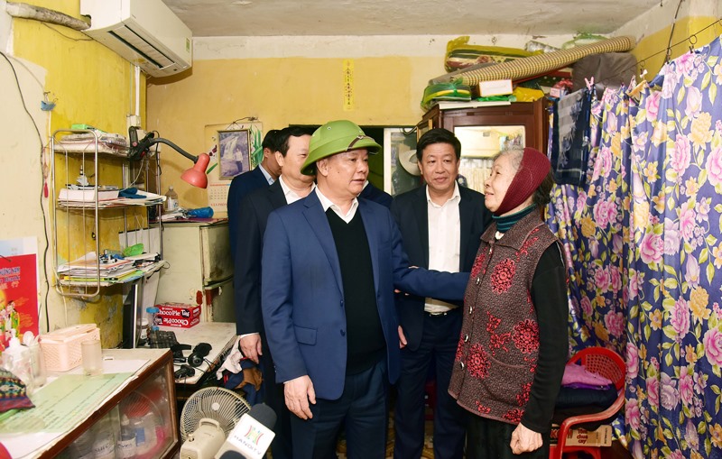 Bí thư Thành ủy Hà Nội Đinh Tiến Dũng thăm hỏi người dân đang sinh sống tại nhà B3, B4 Khu tập thể Khương Thượng (quận Đống Đa). Ảnh: Viết Thành