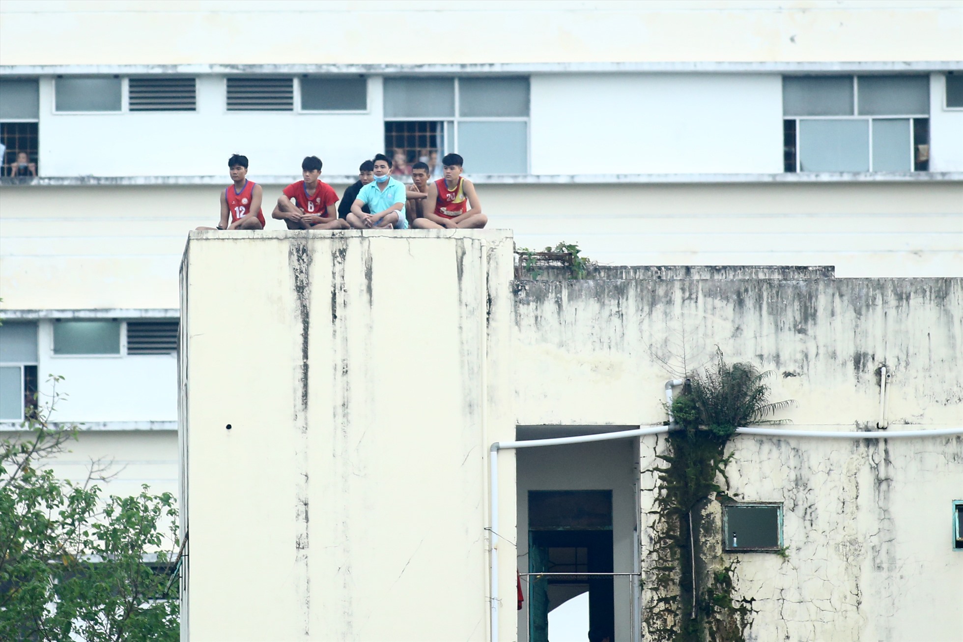 Các khán giả trèo lên nóc nhà ở những tòa nhà xung quanh để có thể theo dõi trận đấu.