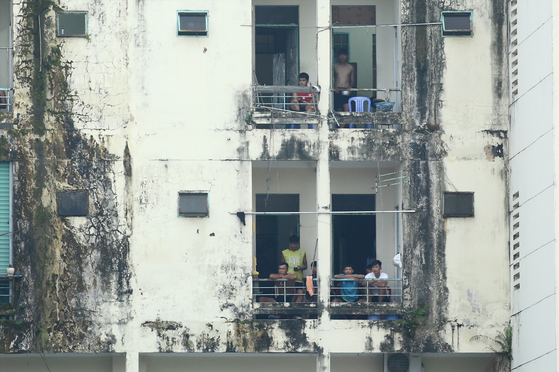 Các khán giả trèo lên nóc nhà ở những tòa nhà xung quanh để có thể theo dõi trận đấu.