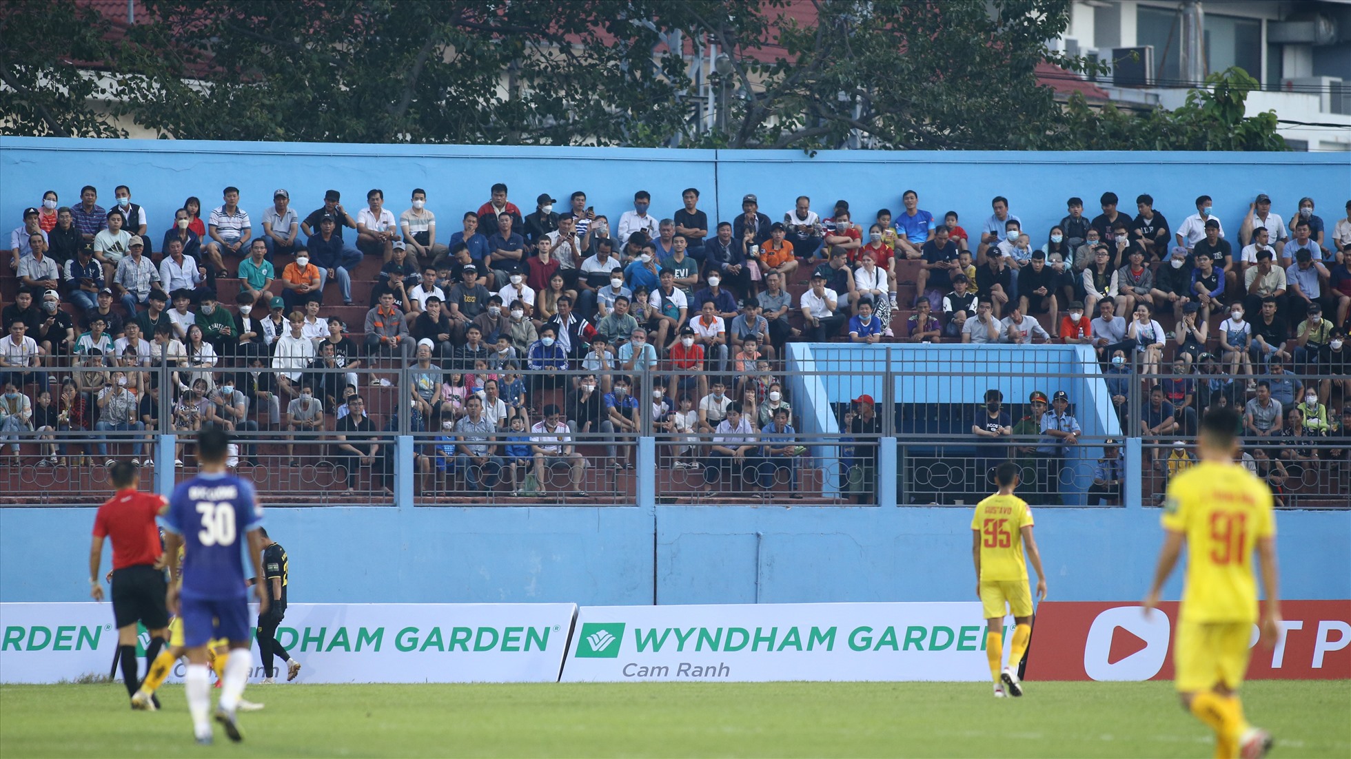 Với sự cổ vũ cuồng nhiệt của khán giả nhà, các cầu thủ Khánh Hòa đặt quyết tâm giành chiến thắng trong trận đầu tiên trở lại V.League sau 3 năm vắng bóng.