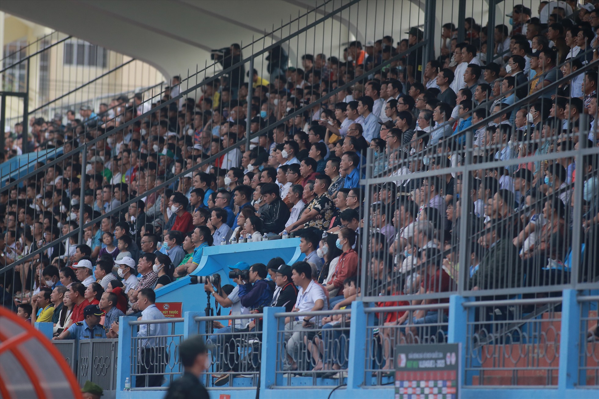 Chiều 3.2, câu lạc bộ Khánh Hòa có trận đầu tiên ở V.League 2023 trên sân nhà đón tiếp Thanh Hóa. Đây là lần đầu tiên khán giả Khánh Hòa có dịp hít thở không khí V.League sau 3 năm.