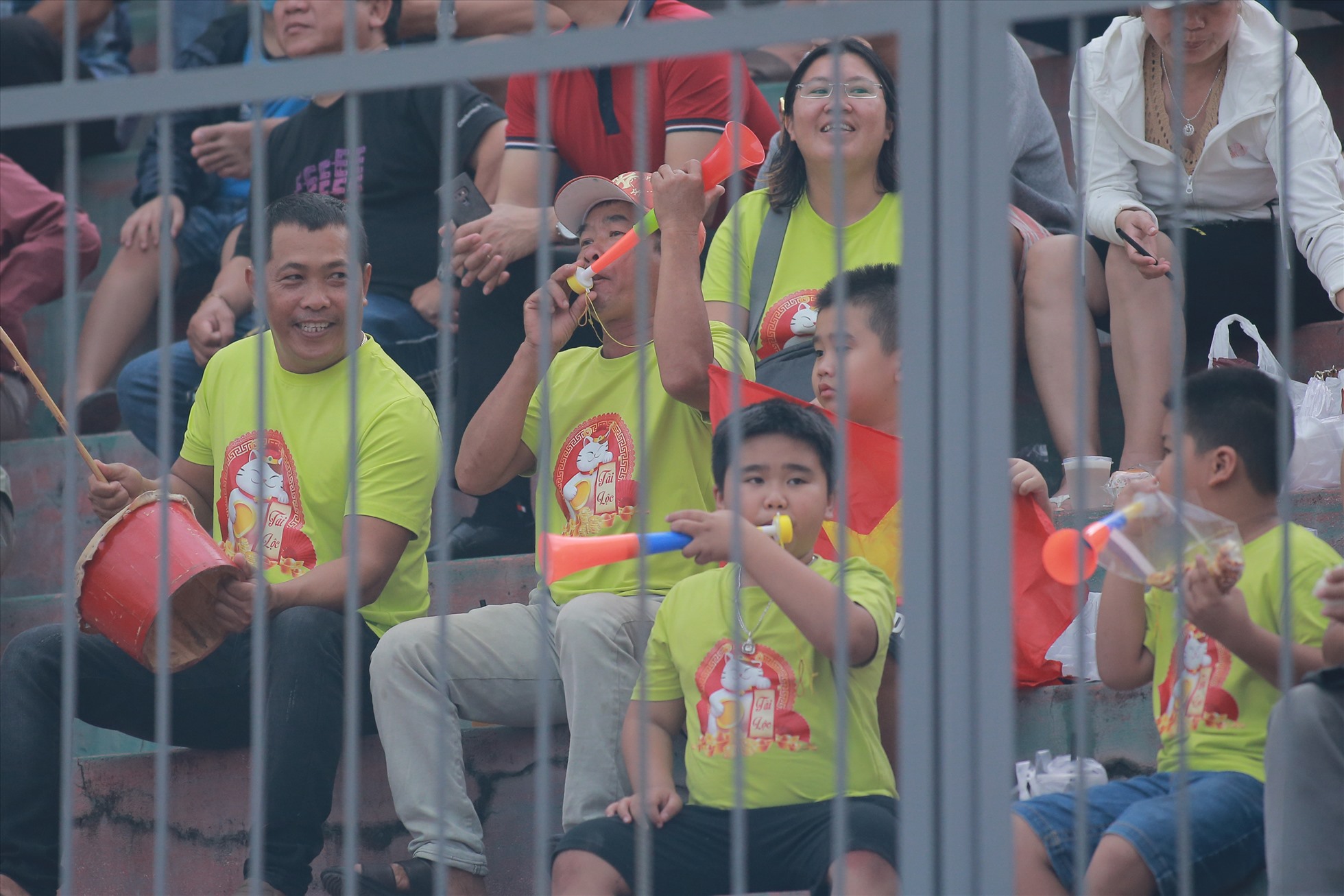 Hàng vạn khán giả trên sân 19 tháng 8 Nha Trang liên tục hò reo cổ vũ các cầu thủ Khánh Hòa mỗi khi họ có bóng và triển khai tấn công.