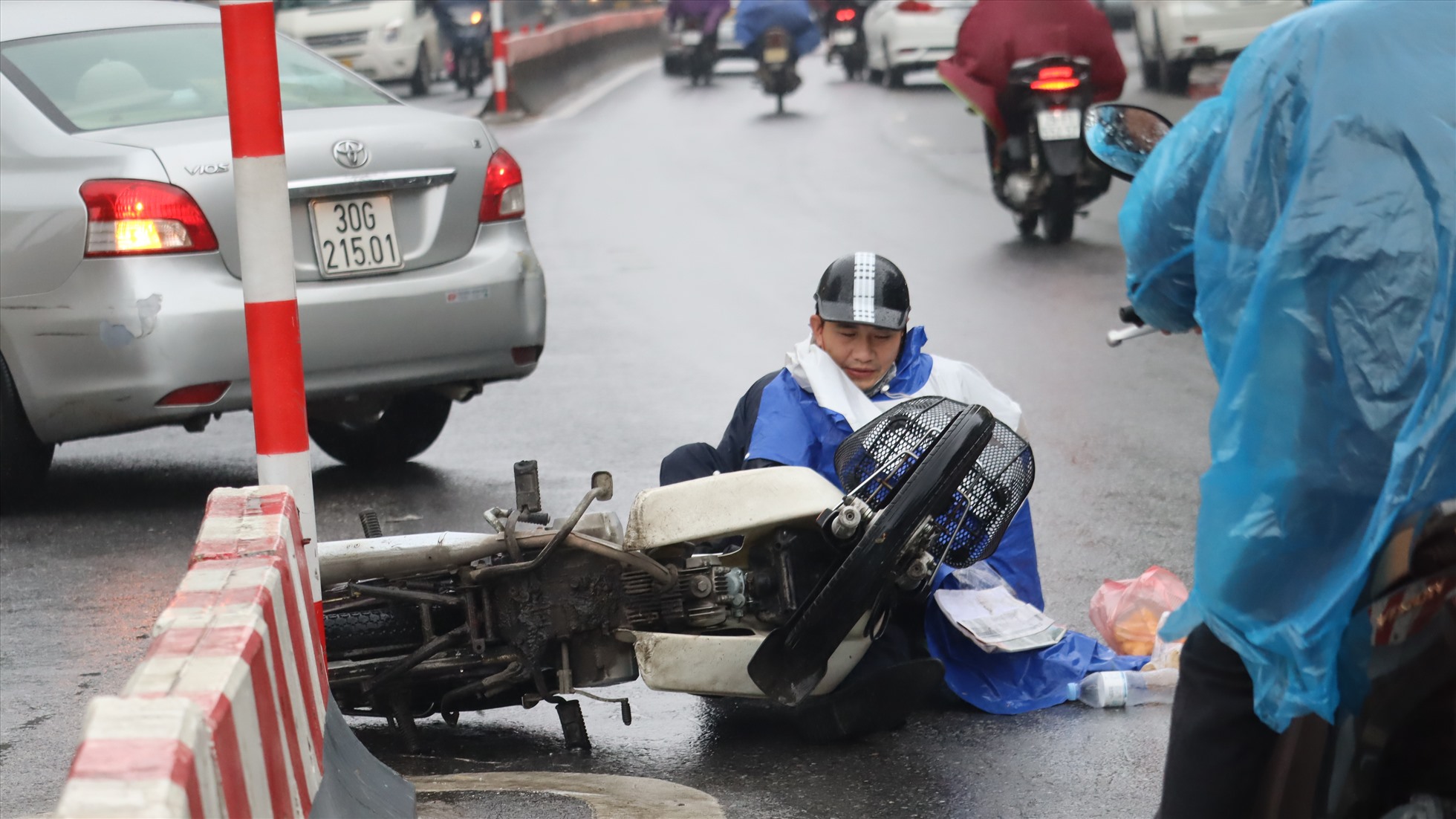Trời nồm, mưa phùn, đường trơn trượt khiến nhiều người trượt ngã khi tham gia giao thông.