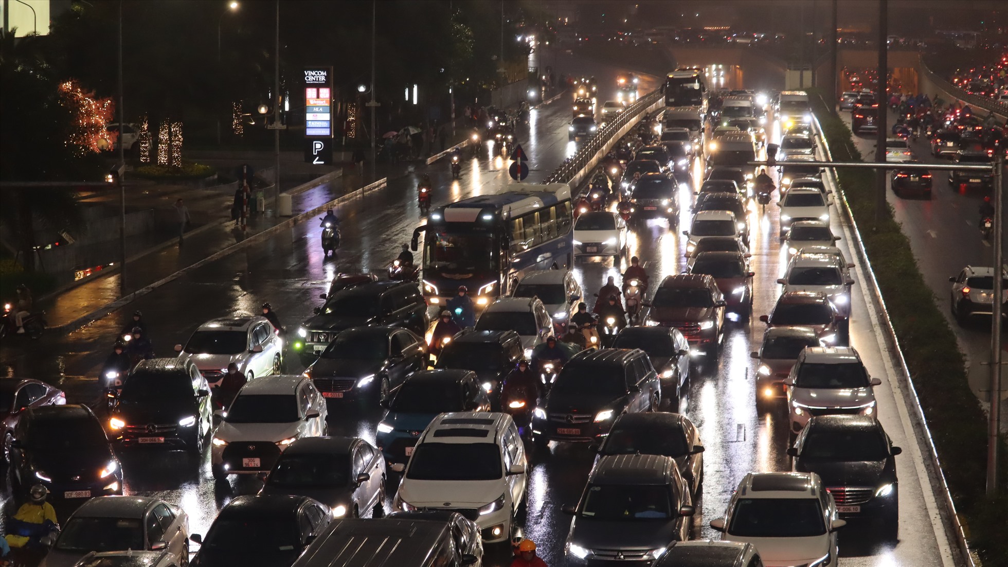 Đường Trần Duy Hưng các phương tiện phải di chuyển từng chút một khi lưu lượng giao thông tăng vào giờ tan tầm.