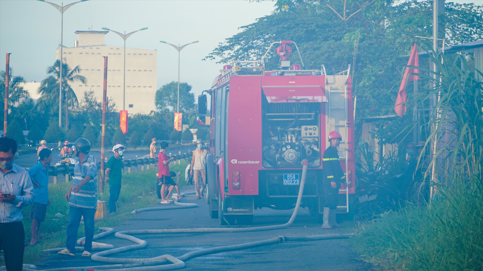 Quan sát tại hiện trường có 5 xe chữa cháy đã đến để chữa cháy.