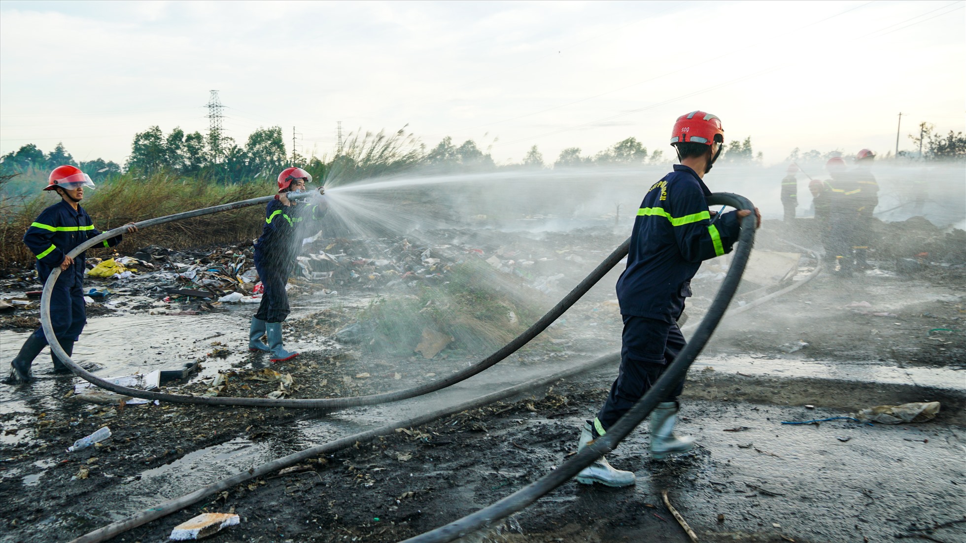 Theo ghi nhận của Lao Động, vào 16h chiều ngày 3.2 đám cháy bắt đầu bùng phát tại bãi tập kết rác thuộc phường Thường Thạnh (quận Cái Răng, TP. Cần Thơ).