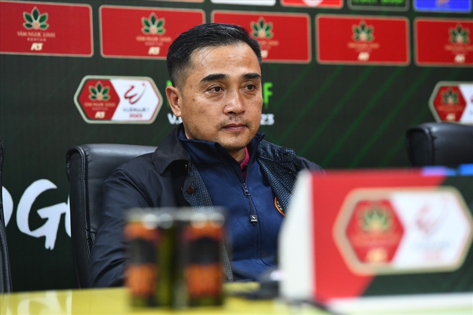 Huấn luyện viên Đức Thắng trầm tư sau trận thua 0-5 của Bình Định. Ảnh: Xuân Trang