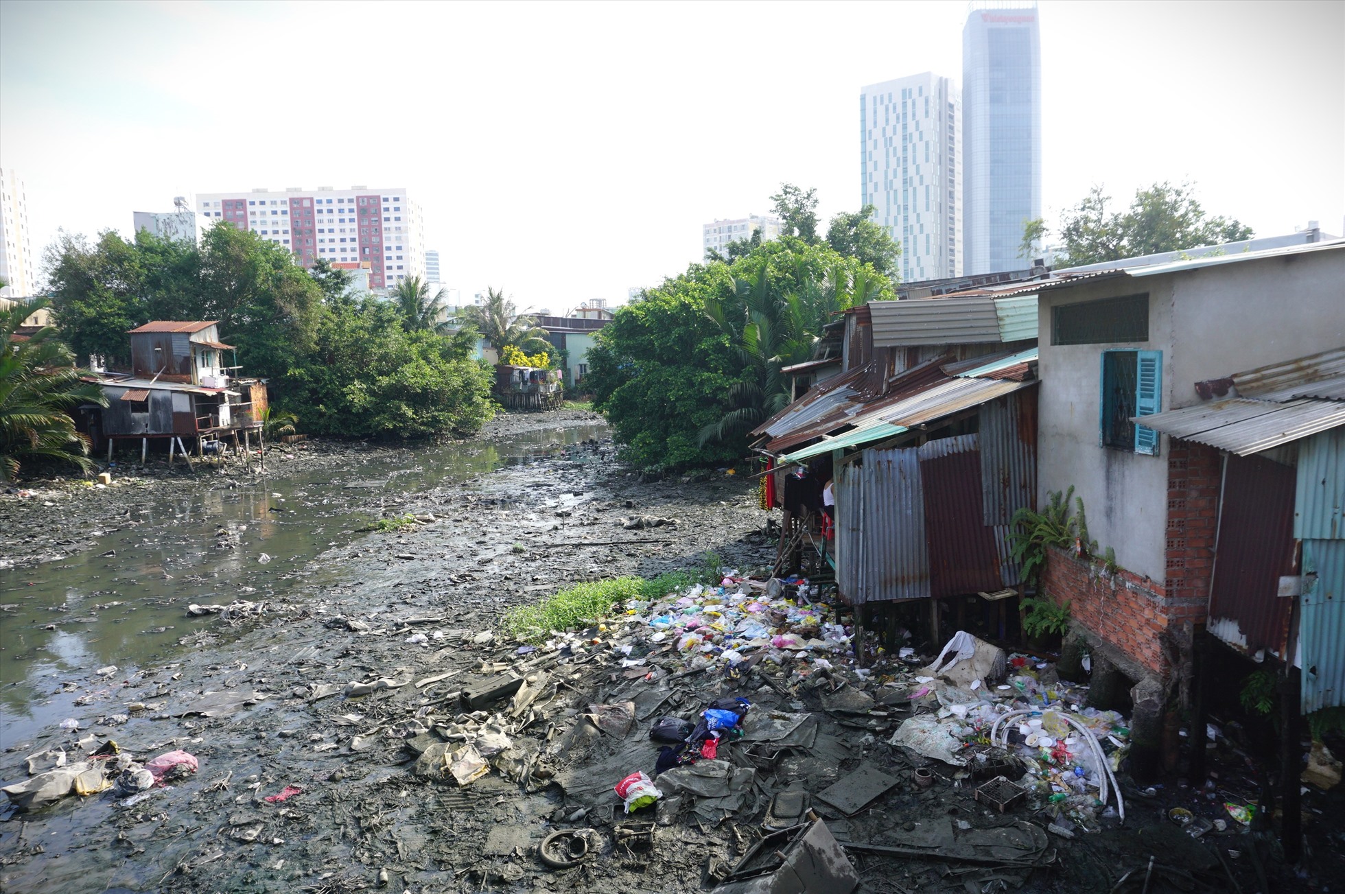 Người dân sống hai bên xả rác thải xuống dòng kênh. Ảnh: Minh Quân