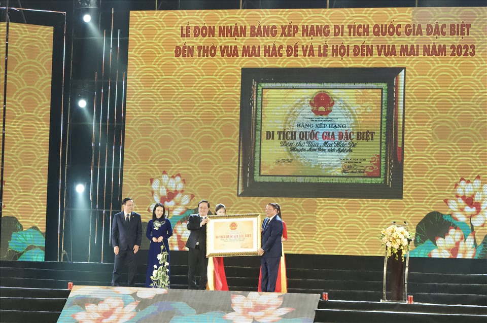 Đồng chí Nguyễn Văn Hùng - Ủy viên Trung ương Đảng, Bộ trưởng Bộ Văn hóa, Thể thao và Du lịch trao bằng công nhận Di tích quốc gia đặc biệt Đền thờ vua Mai Hắc Đế (Nam Đàn, Nghệ An).