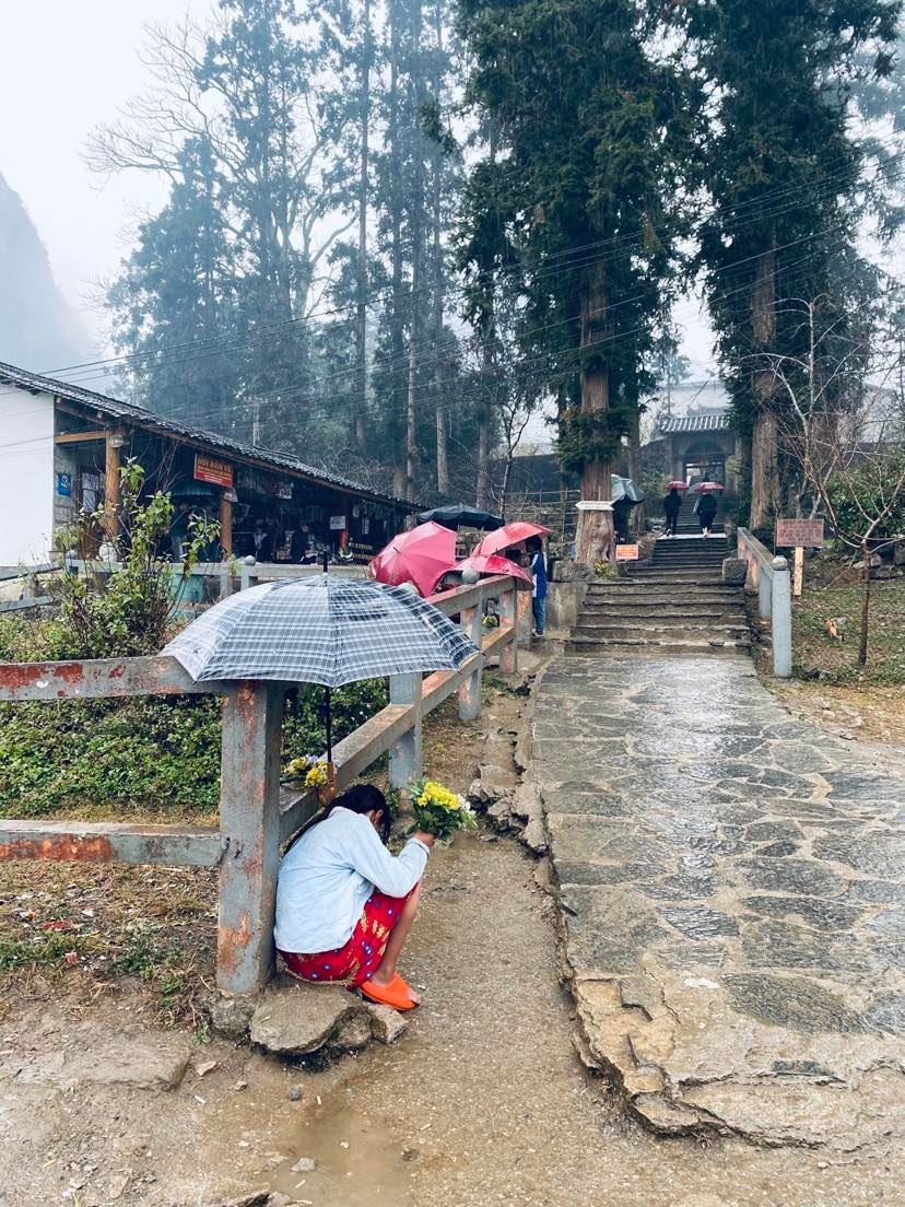 Những em bé mưu sinh dưới mưa ở Hà Giang. Ảnh: Hào Hoa