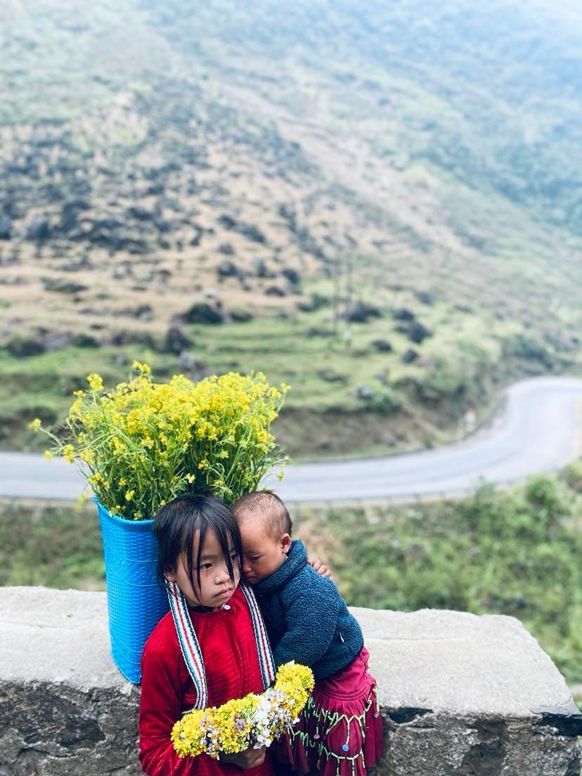 Những em bé mưu sinh dưới mưa ở Hà Giang. Ảnh: Hào Hoa