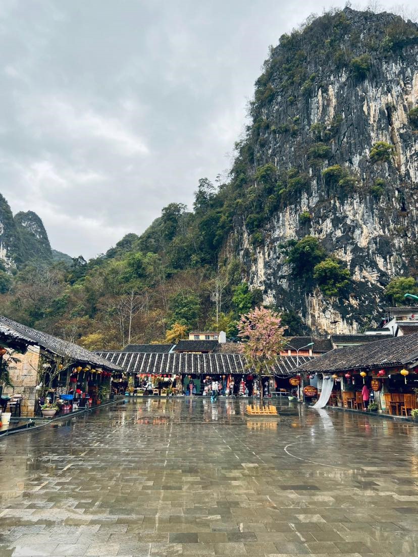 Du khách đổ lên Hà Giang sau Tết để ngắm hoa đào, hoa mận nở. Trong ảnh là phố cổ Đồng Văn. Ảnh: Hào Hoa