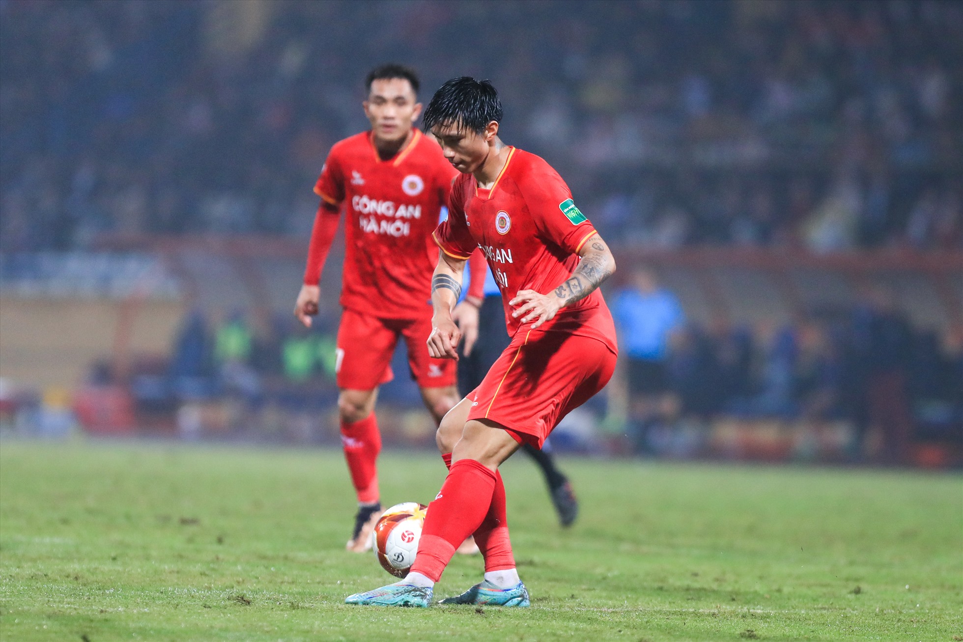 Văn Hậu cao hứng thể hiện pha chuyền bóng “mắt lác” khi câu lạc bộ Công an Hà Nội đang dẫn Bình Định với tỉ số 2-0.
