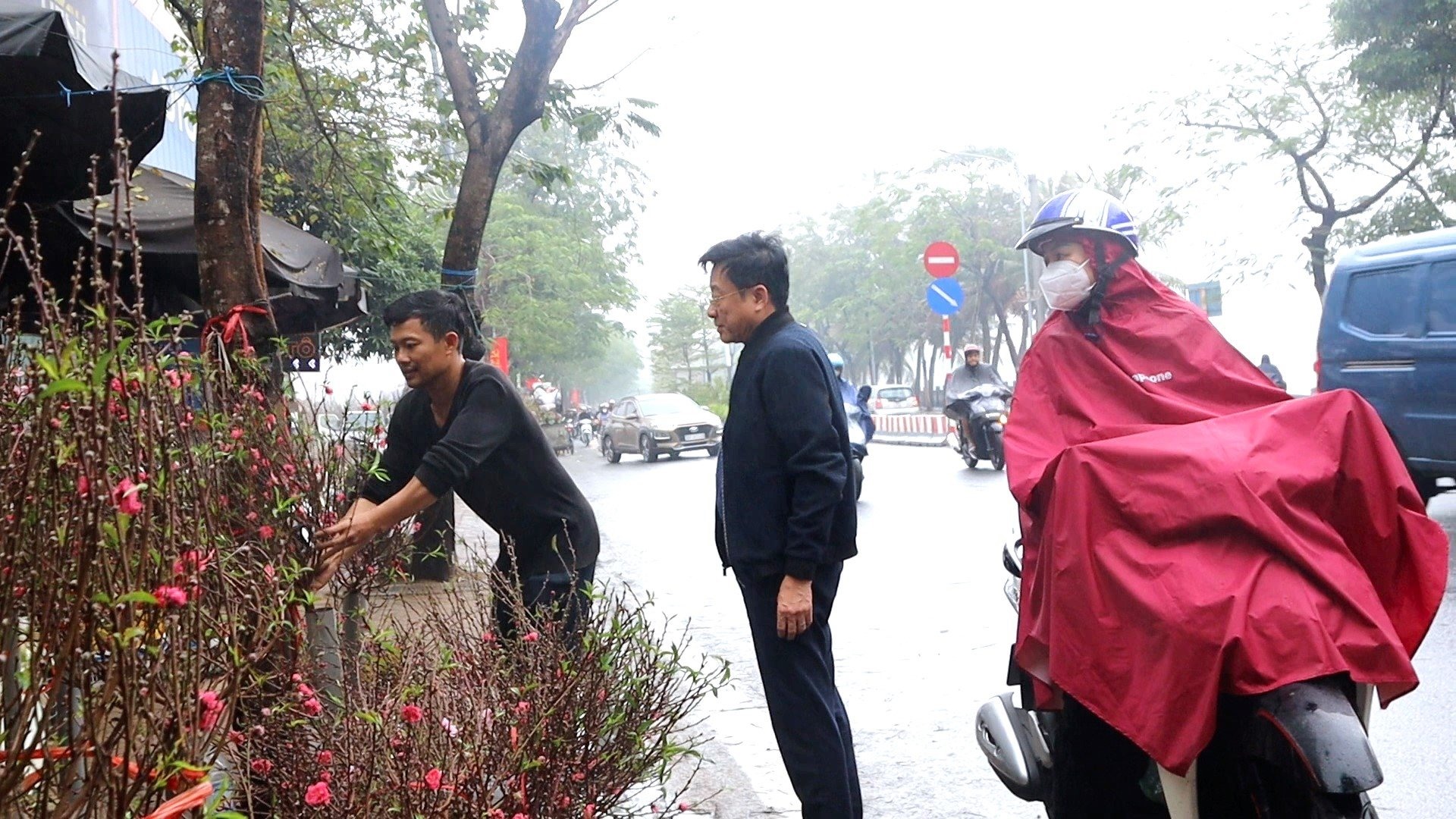 Sau Tết Nguyên đán, sắc hoa đào một lần nữa tràn ngập đường phố Thủ đô khiến nhiều người lưu luyến.