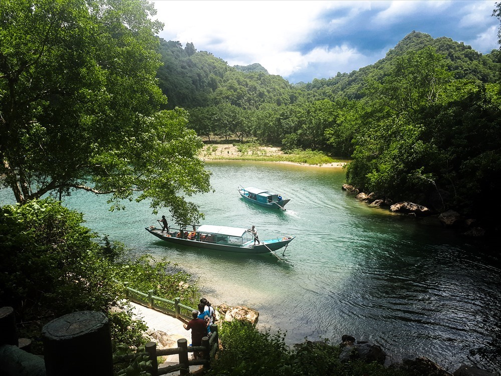 Phong Nha thu hút du khách với cảnh sắc thiên nhiên tuyệt đẹp. Ảnh: Phúc Đạt