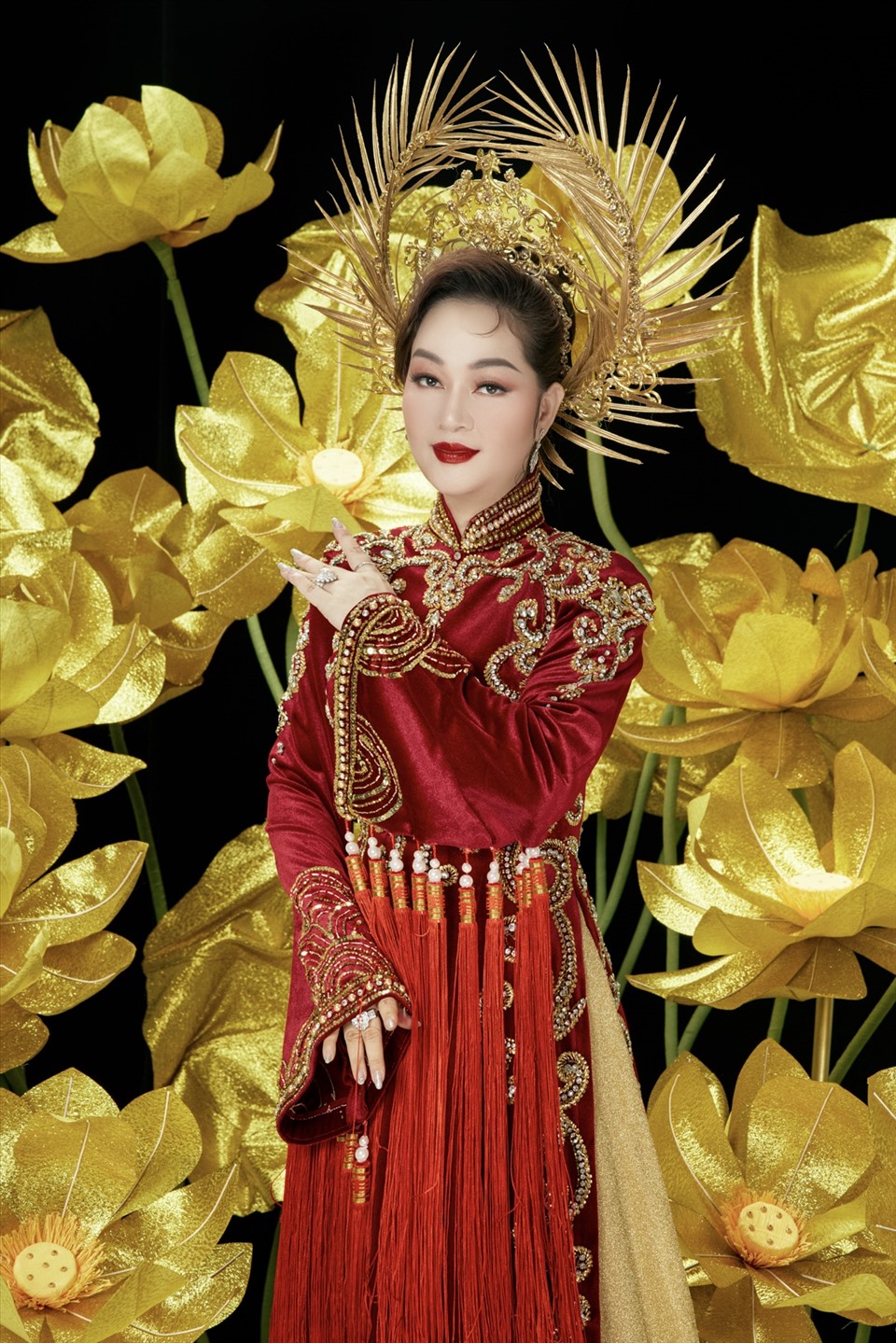 Tà áo dài màu đỏ mang đến sự quyền lực cho Hoa hậu Hoàng Thanh Nga. Ảnh: Nhân vật cung cấp