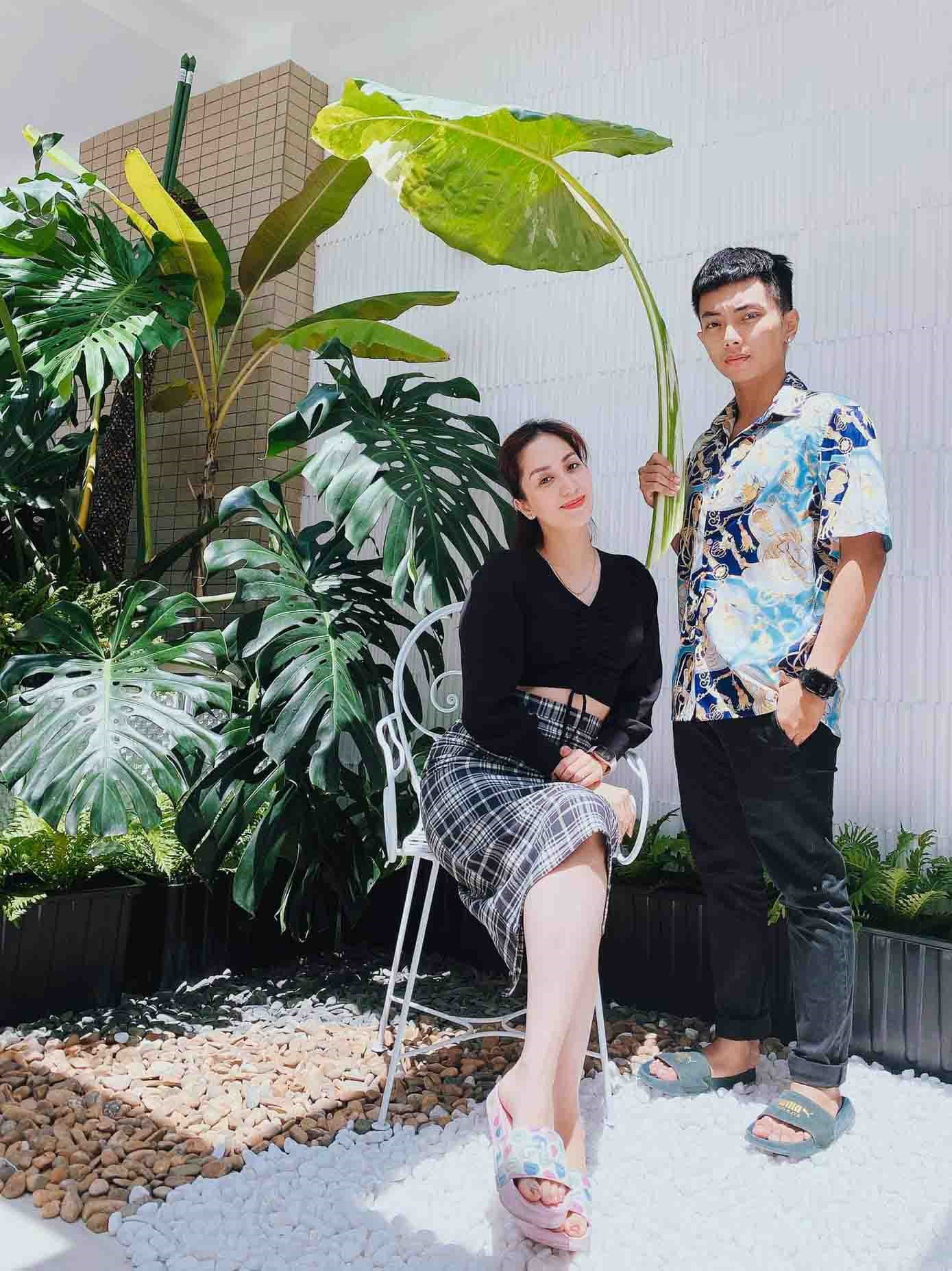 Gia đình Khánh Thi - Phan Hiển bên vườn kiểng lá độc đáo. Ảnh: NSCC