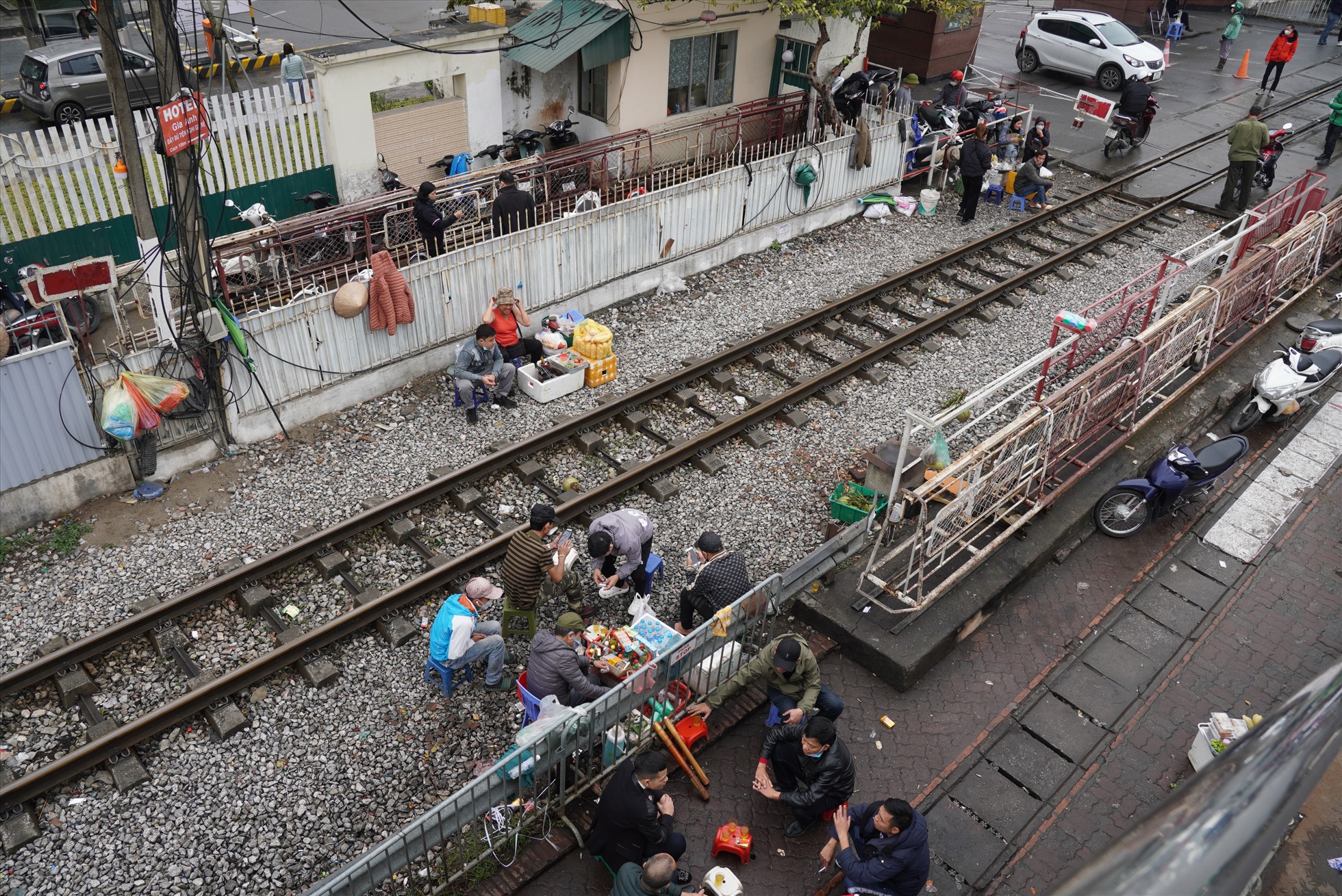 Đường ray tại khu vực trước cổng Bệnh viện Bạch Mai trở thành nơi bán hàng rong. Ảnh: Hữu Chánh