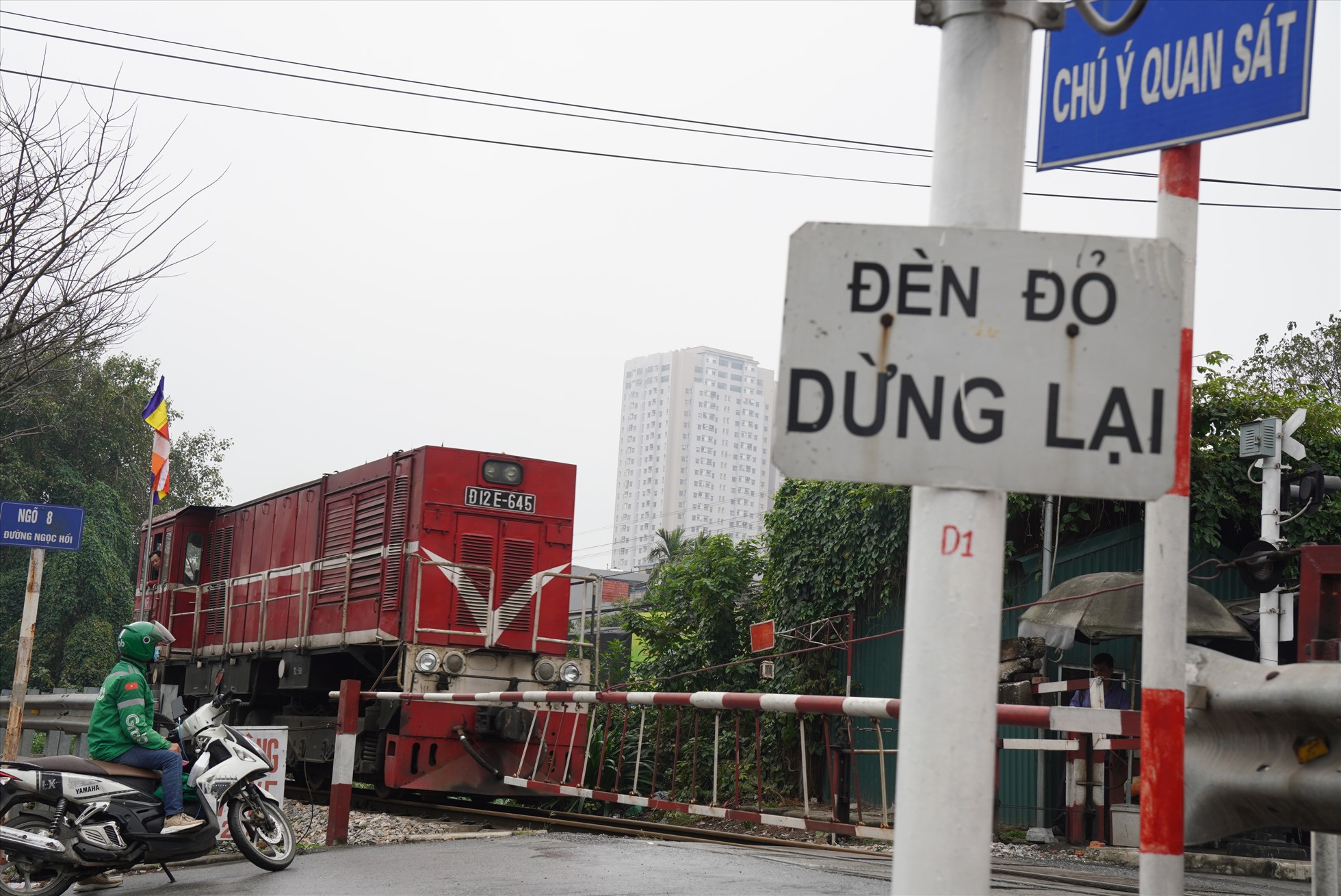 Theo quy định, trước 90 giây khi tàu đến, nhân viên phải hạ barie để ngăn người và phương tiện đi vào. Ảnh: Hữu Chánh