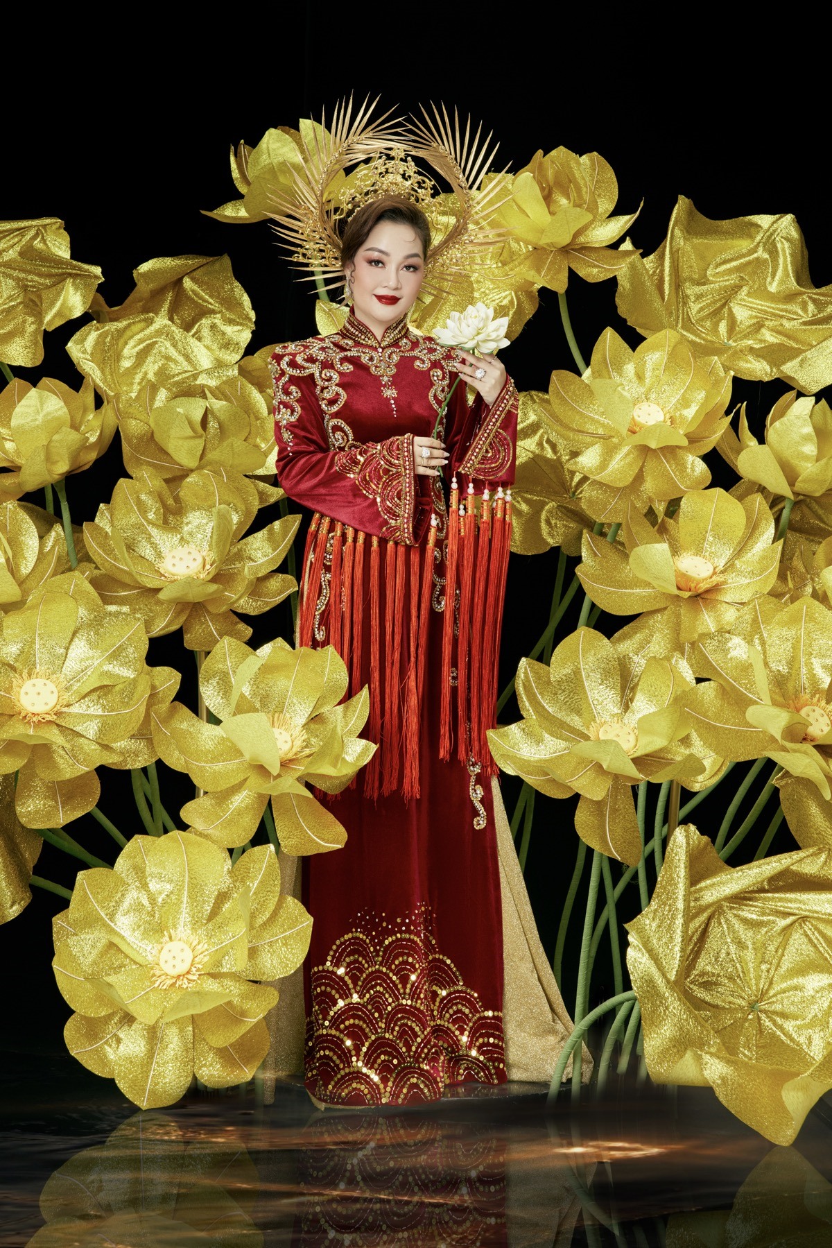 Mới đây, Hoa hậu Hoàng Thanh Nga đã chính thức công bố bộ trang phục do nhà thiết kế Brian Võ thực hiện, anh cũng là tác giả của bộ trang phục dân tộc mà Thiên Ân đã trình diễn tại Miss Grand Vietnam.