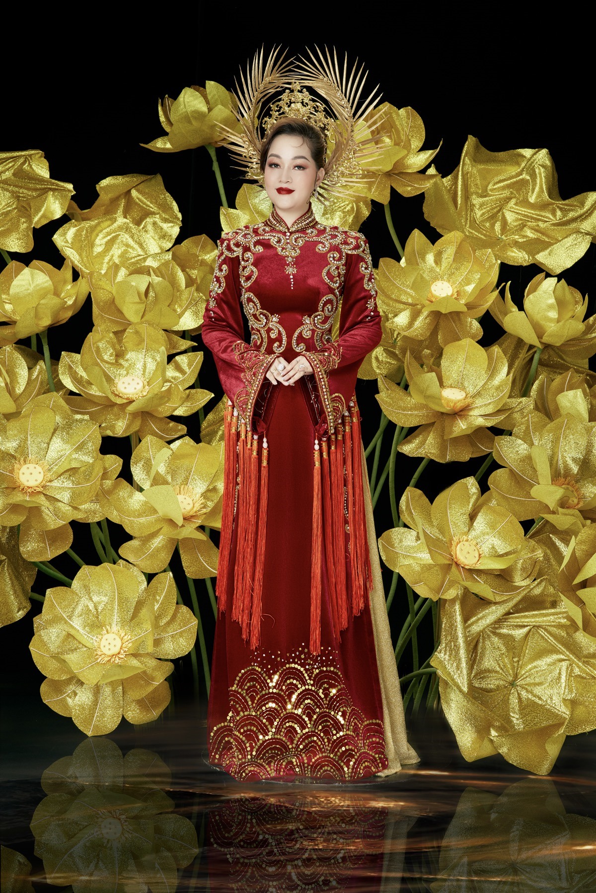Thiết kế được Brian Võ lấy cảm hứng từ Thái hậu Dương Vân Nga quyền lực và sang trọng.