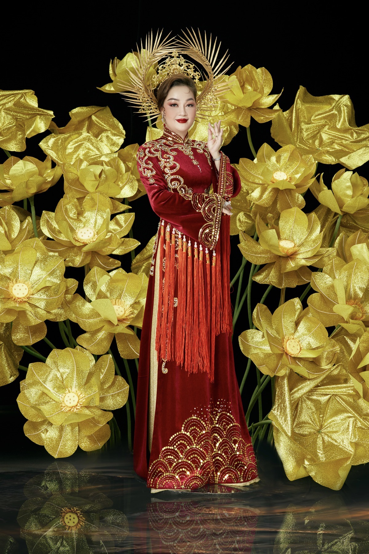 Hình ảnh Hoa hậu Thanh Nga đứng giữa cánh đồng sen vàng càng tôn vinh thêm hình ảnh thanh cao. Bộ trang phục được đầu tư cầu kỳ khiến Hoa hậu Thanh Nga càng thêm thu hút.