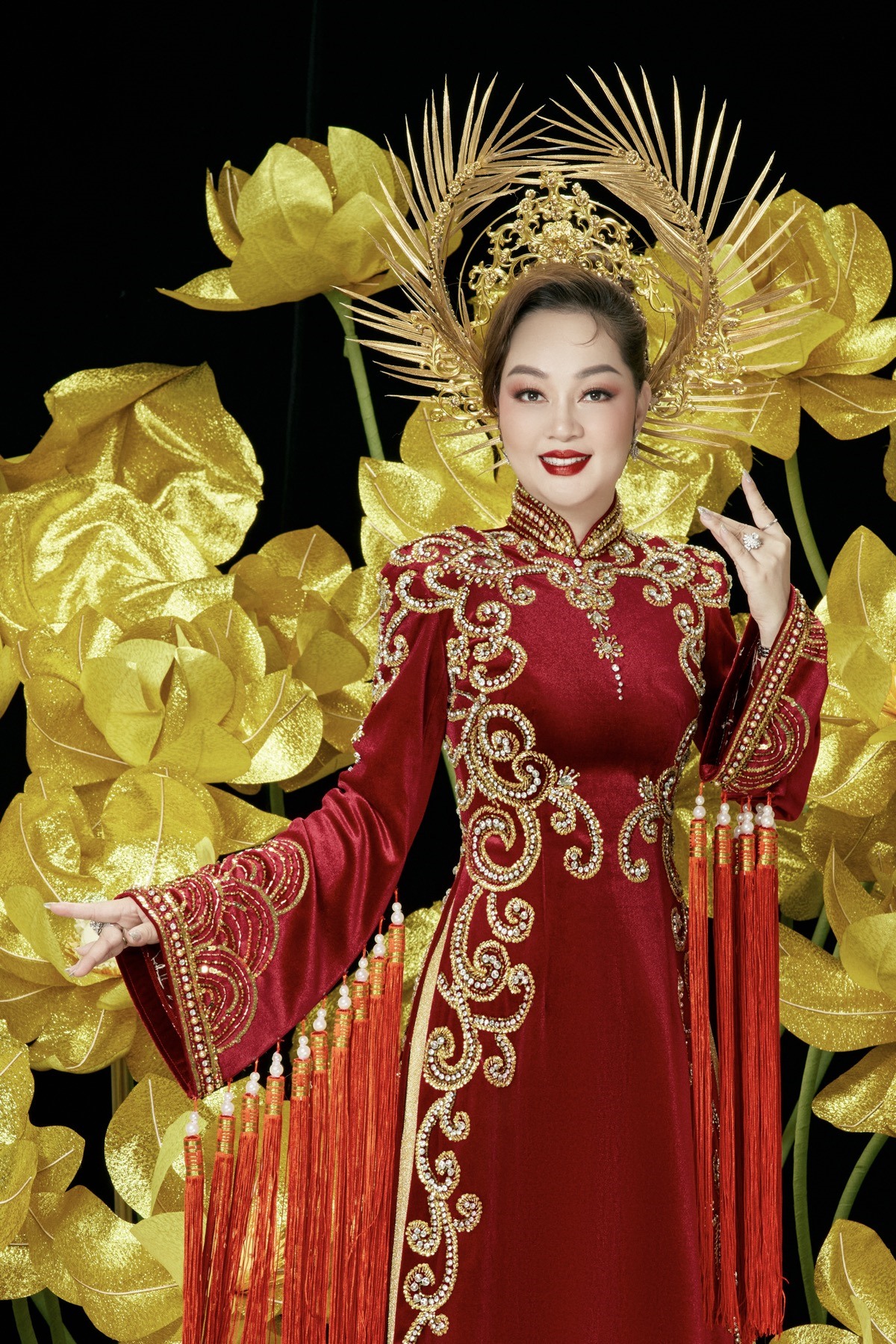 Đồng hành cùng những cuộc thi sắc đẹp lớn với danh xưng “bà trùm vương miện”, Hoàng Thanh Nga là người đứng sau hàng loạt các tuyệt tác vương miện hoa hậu tại Việt Nam.