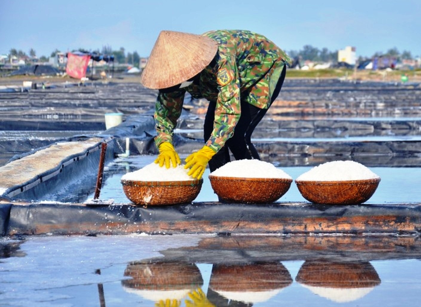 Thời tiết ở Quảng Ngãi mưa lạnh kéo dài, gây nhiều khó khăn cho nghề làm muối, dẫn đến sản lượng muối sụt giảm, tuy nhiên giá lại tăng cao kỷ lục, nên người làm muối vẫn có lãi. Ảnh: Ngọc Viên
