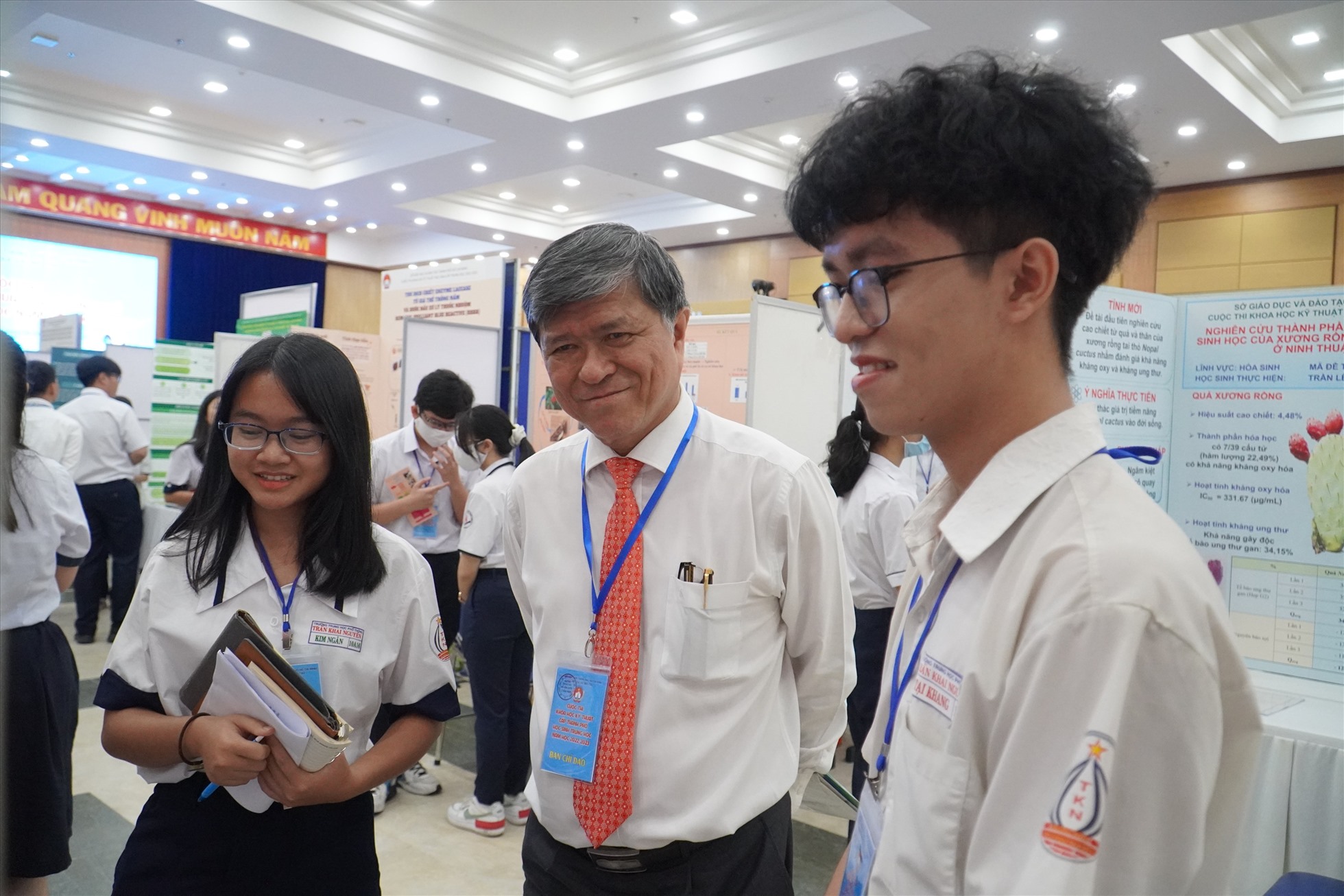 Giám đốc Sở GDĐT TPHCM Nguyễn Văn Hiếu động viên học sinh dự thi. Ảnh: Ngọc Lê
