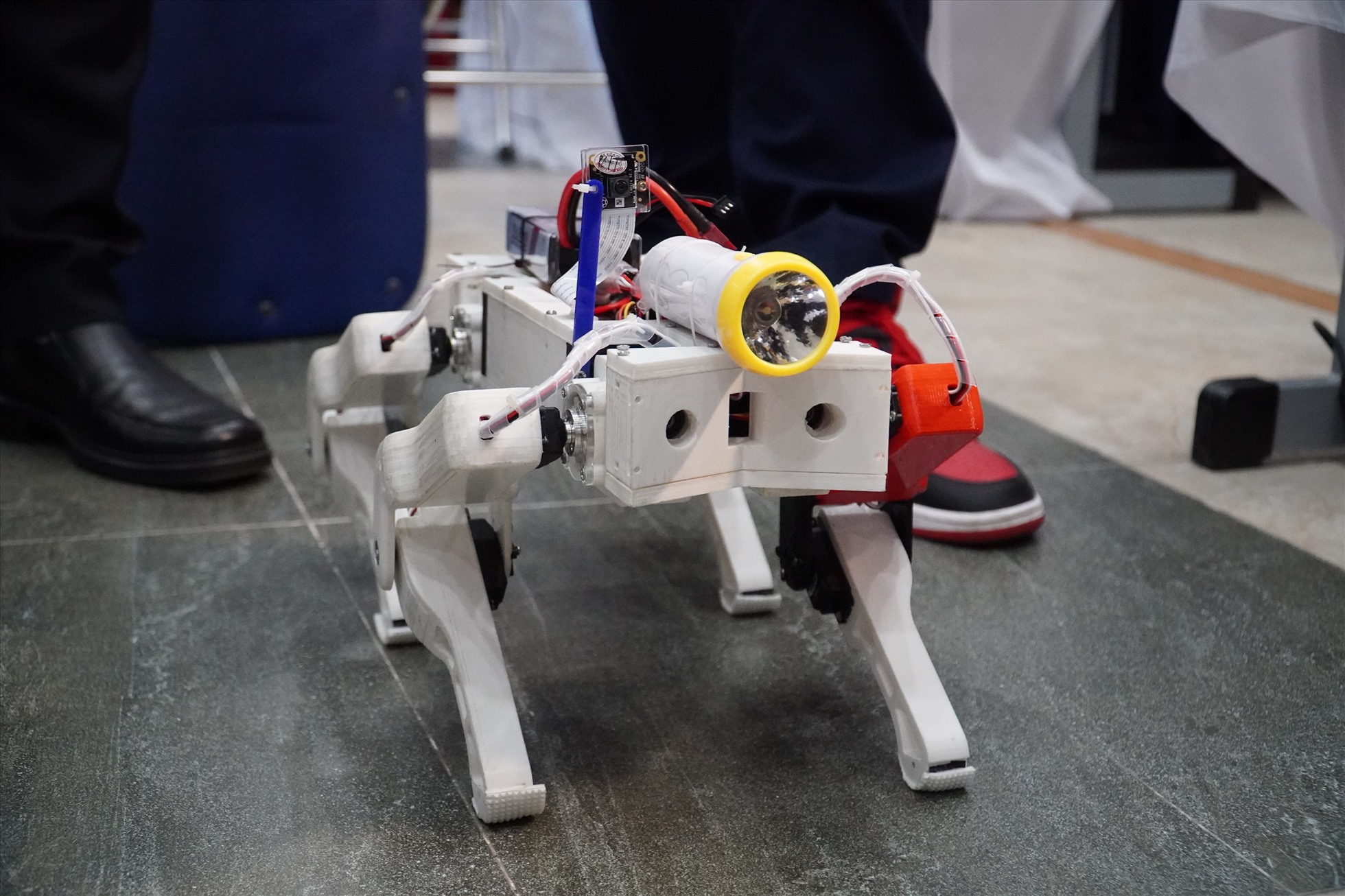 Sản phẩm dự thi mô hình robot 4 chân hỗ trợ tìm kiếm, cứu hộ người trong vùng bị sạt lở. Ảnh: Ngọc Lê