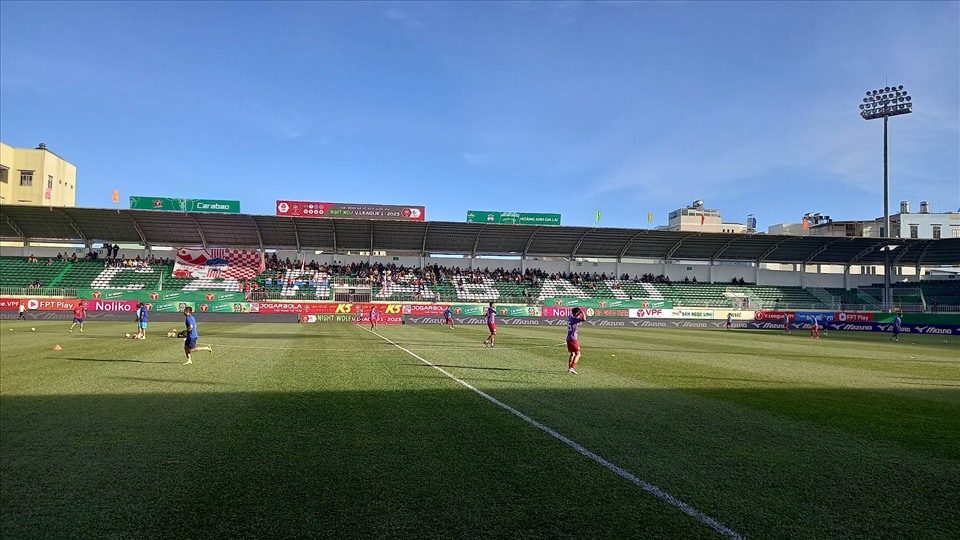 Sân Pleiku, nơi diễn ra trận đấu giữa Hoàng Anh Gia Lai và Hồng Lĩnh Hà Tĩnh ở vòng 1 Night Wolf V.League 2023. Ảnh: Đăng Văn