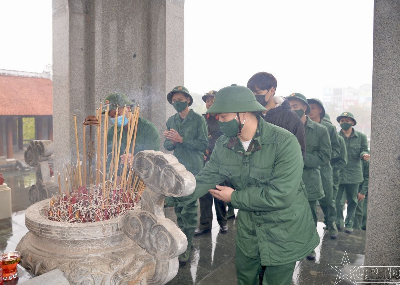 Thanh niên chuẩn bị nhập ngũ dâng hương tại Đài tưởng niệm Anh hùng liệt sĩ huyện Đan Phượng. Ảnh: Sở TTTT Hà Nội