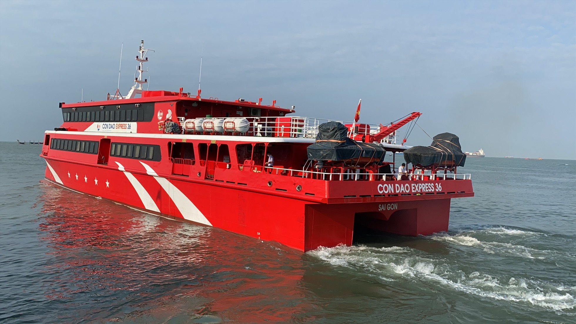 Tàu Côn Đảo 36 hiện đang vận chuyển du khách từ Vũng Tàu đi Côn Đảo. Ảnh: Hoàng Thanh
